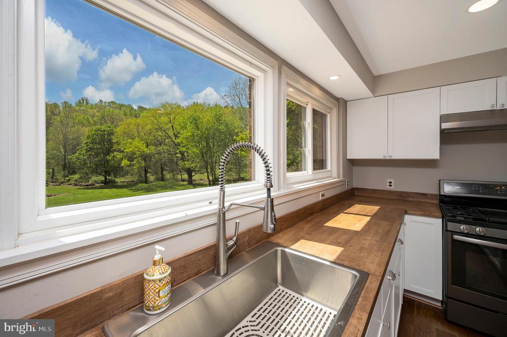 Linden, Virginia, 22642, United States, 5 Bedrooms Bedrooms, ,4 BathroomsBathrooms,Residential,For Sale,2037897