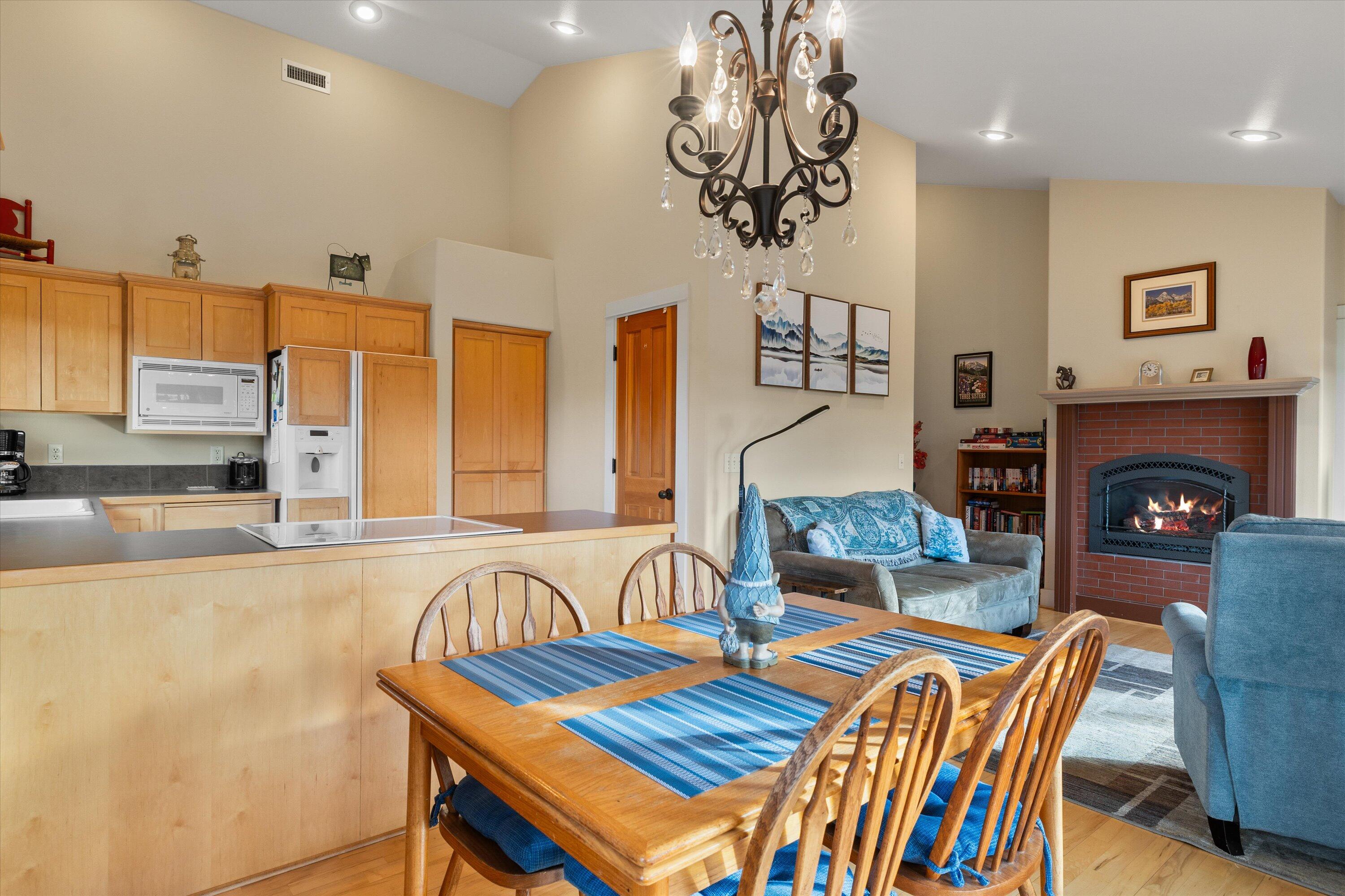 Sisters, Oregon, 97759, United States, 2 Bedrooms Bedrooms, ,2 BathroomsBathrooms,Residential,For Sale,1850003