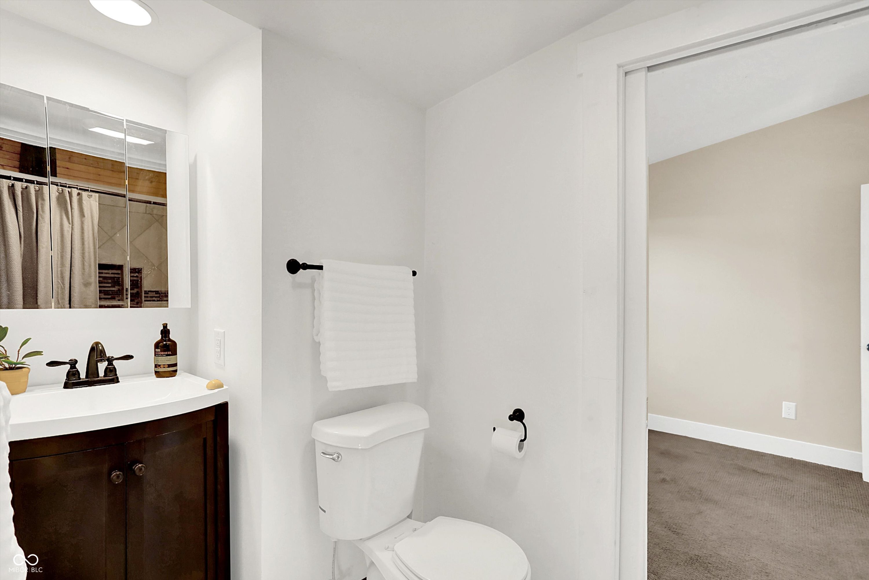 Zionsville, Indiana, 46077, United States, 3 Bedrooms Bedrooms, ,2 BathroomsBathrooms,Residential,For Sale,1981212