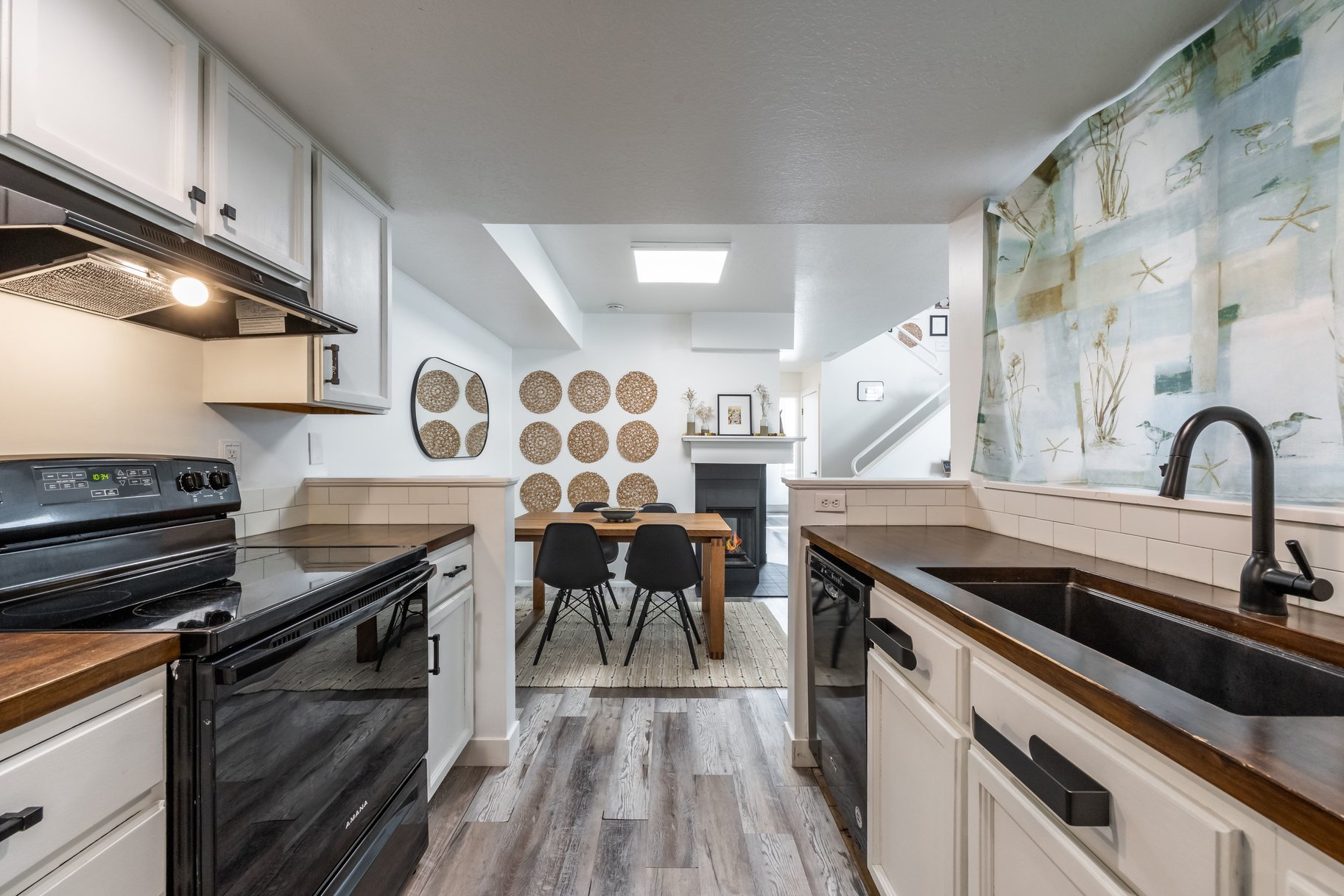  Vaulted Great Room, Cozy Fireplace, Central Location - 物件實景