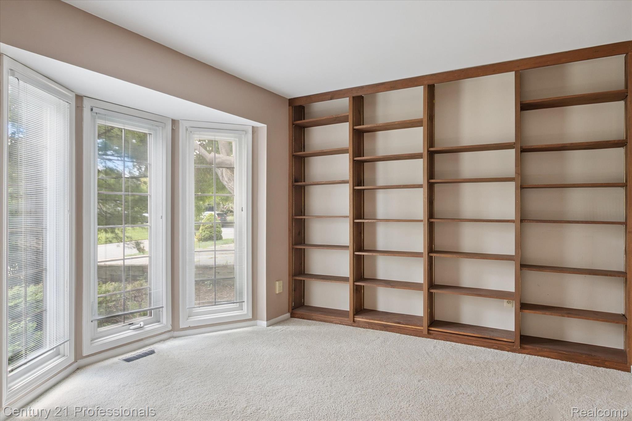 Northville, Michigan, 48167, United States, 4 Bedrooms Bedrooms, ,3 BathroomsBathrooms,Residential,For Sale,1980855