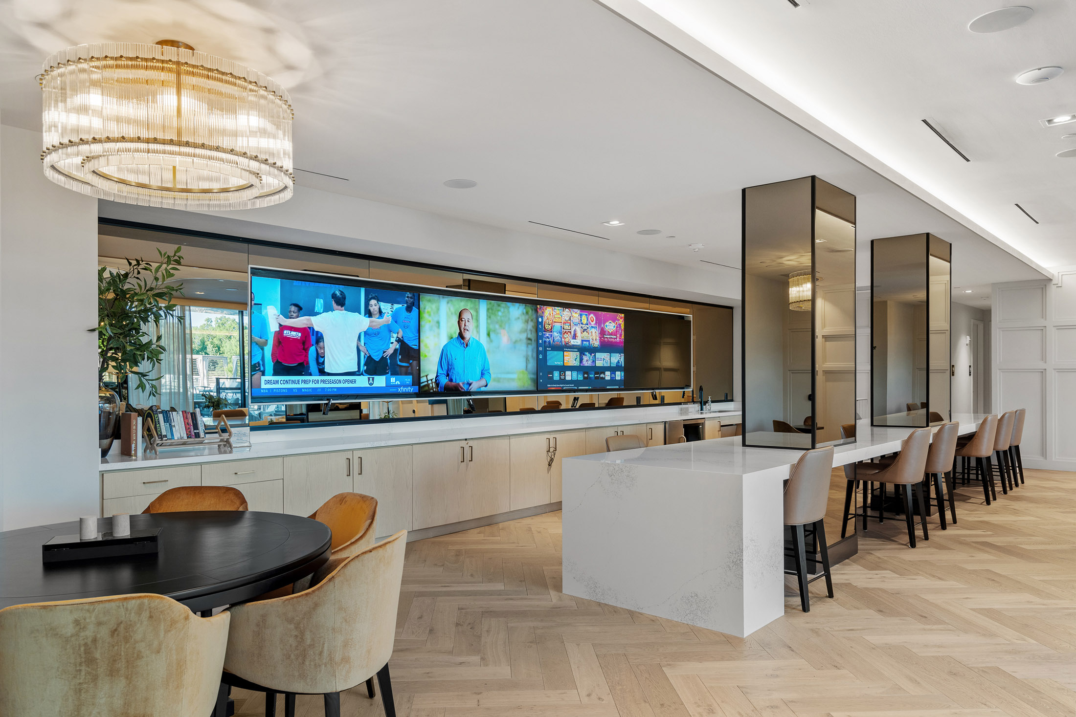  Stunning 17th Floor Corner Unit with Architectural Upgrades - 物件實景