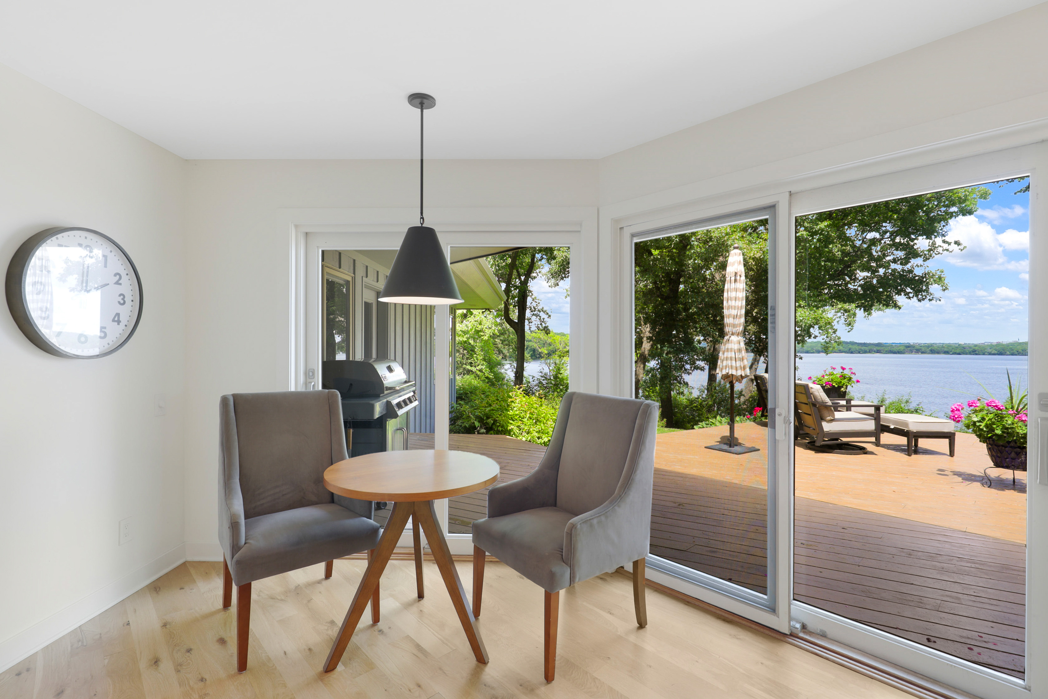  Lakeside Luxury with Timeless Charm and Modern Touches - 物件實景