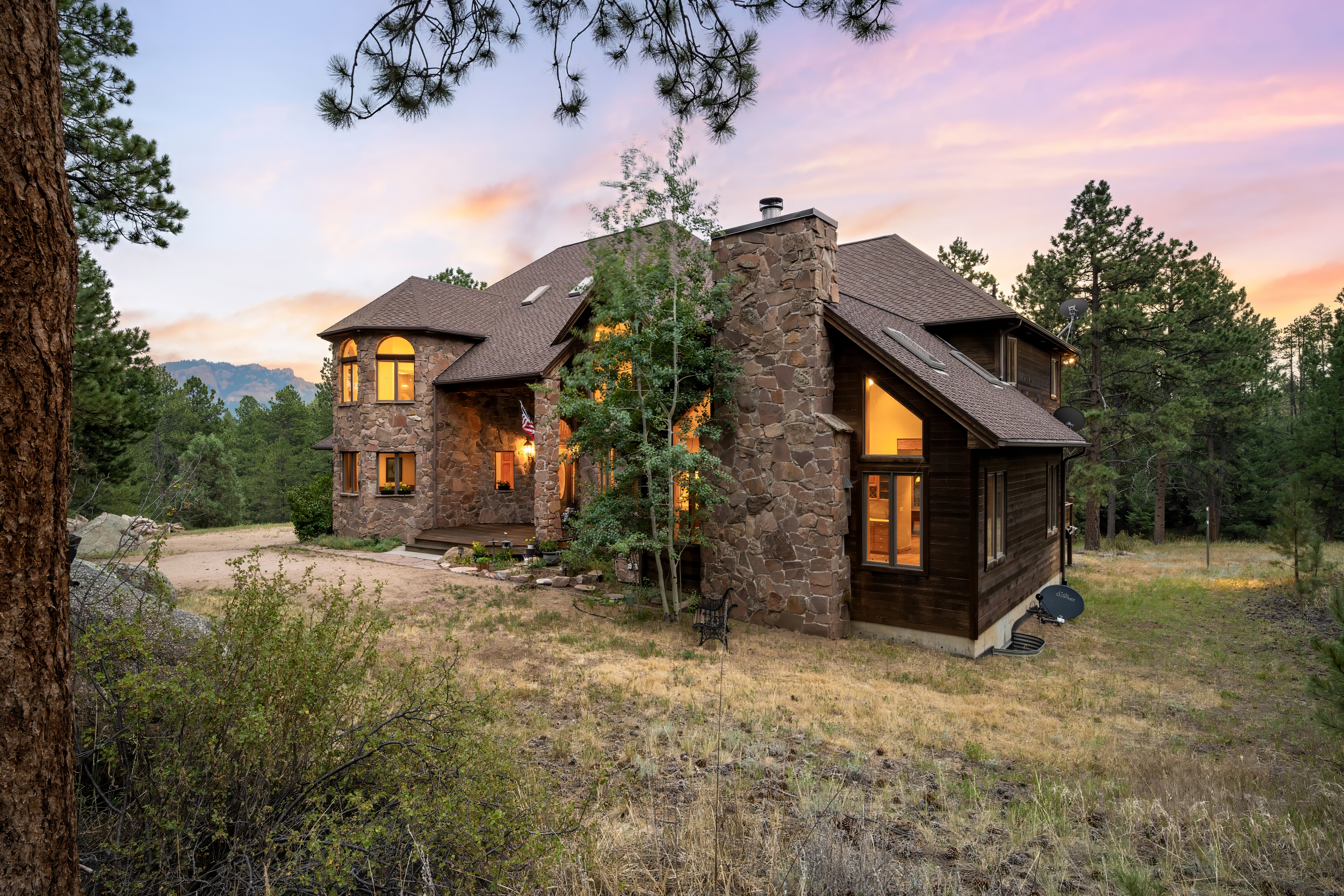  Colorado Living in Impressive 8,200 sq ft Home Backing to Pike National Forest - 物件實景