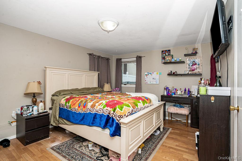 Lynbrook, New York, 11563, United States, 5 Bedrooms Bedrooms, ,3 BathroomsBathrooms,Residential,For Sale,1917433