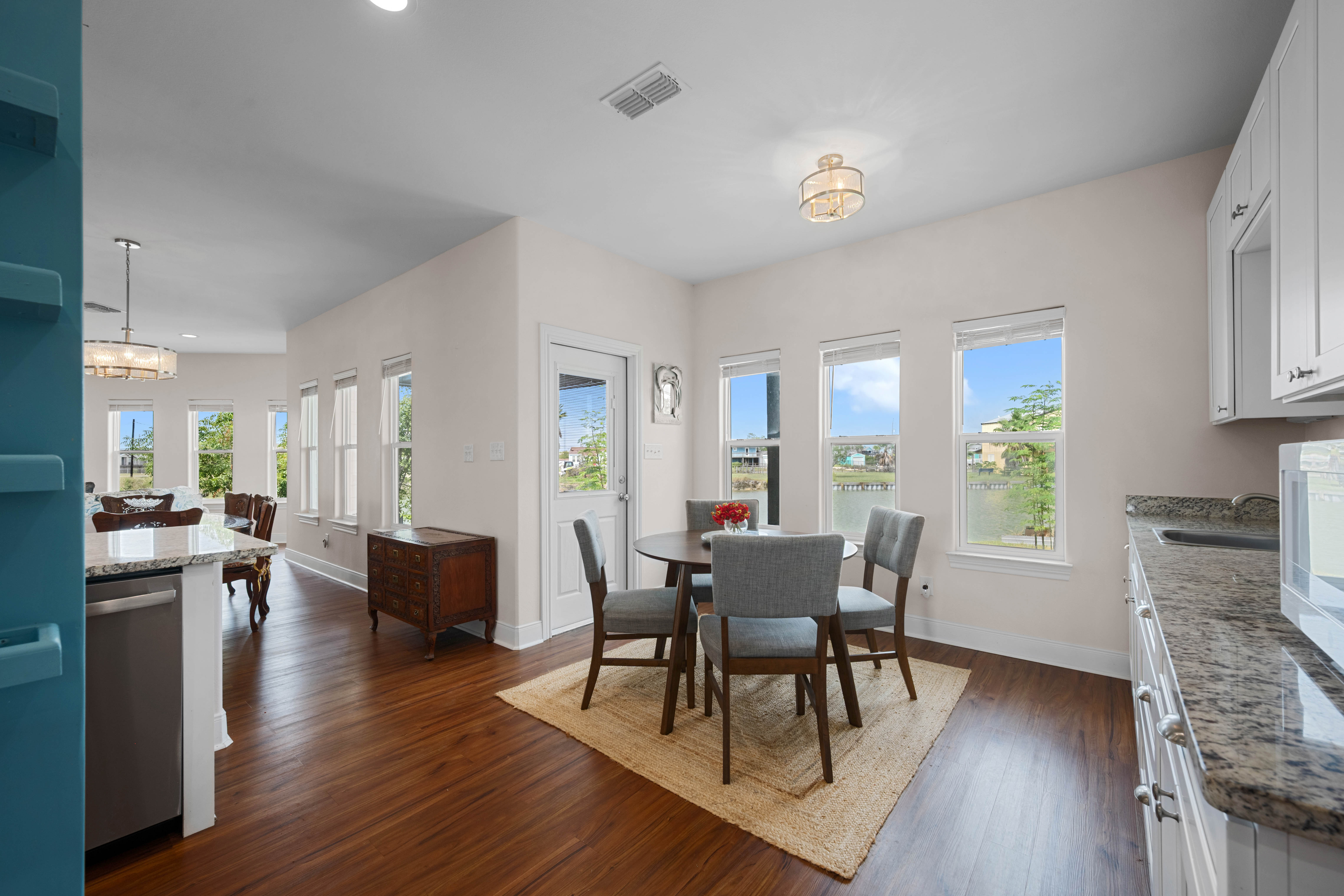  Beautiful Coastal Home on Oversized Lot - 物件實景