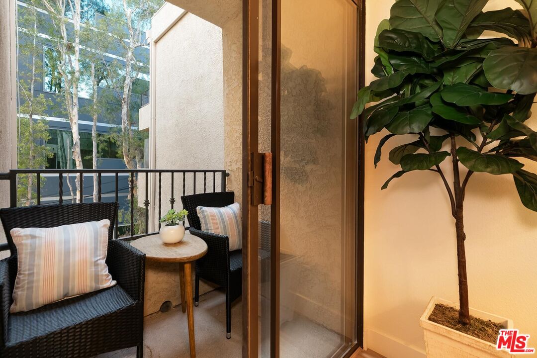 Los Angeles, California, 90025, United States, 2 Bedrooms Bedrooms, ,2 BathroomsBathrooms,Residential,For Sale,2003493