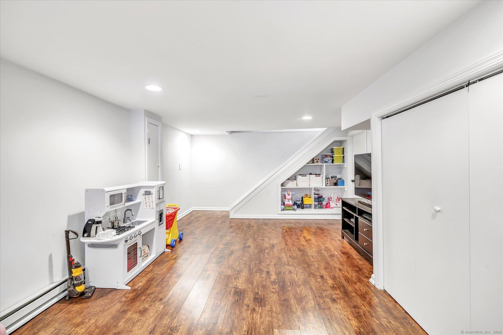 Stratford, Connecticut, 06614, United States, 3 Bedrooms Bedrooms, ,2 BathroomsBathrooms,Residential,For Sale,1978049