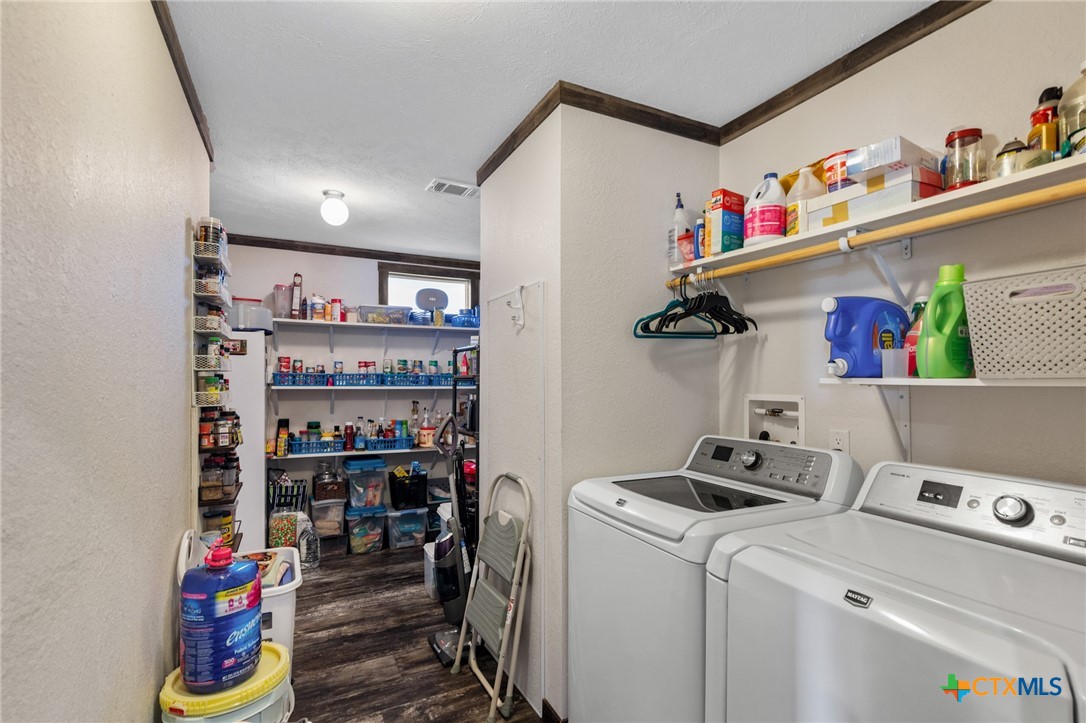 Hallettsville, Texas, 77964, United States, 4 Bedrooms Bedrooms, ,3 BathroomsBathrooms,Residential,For Sale,1988312