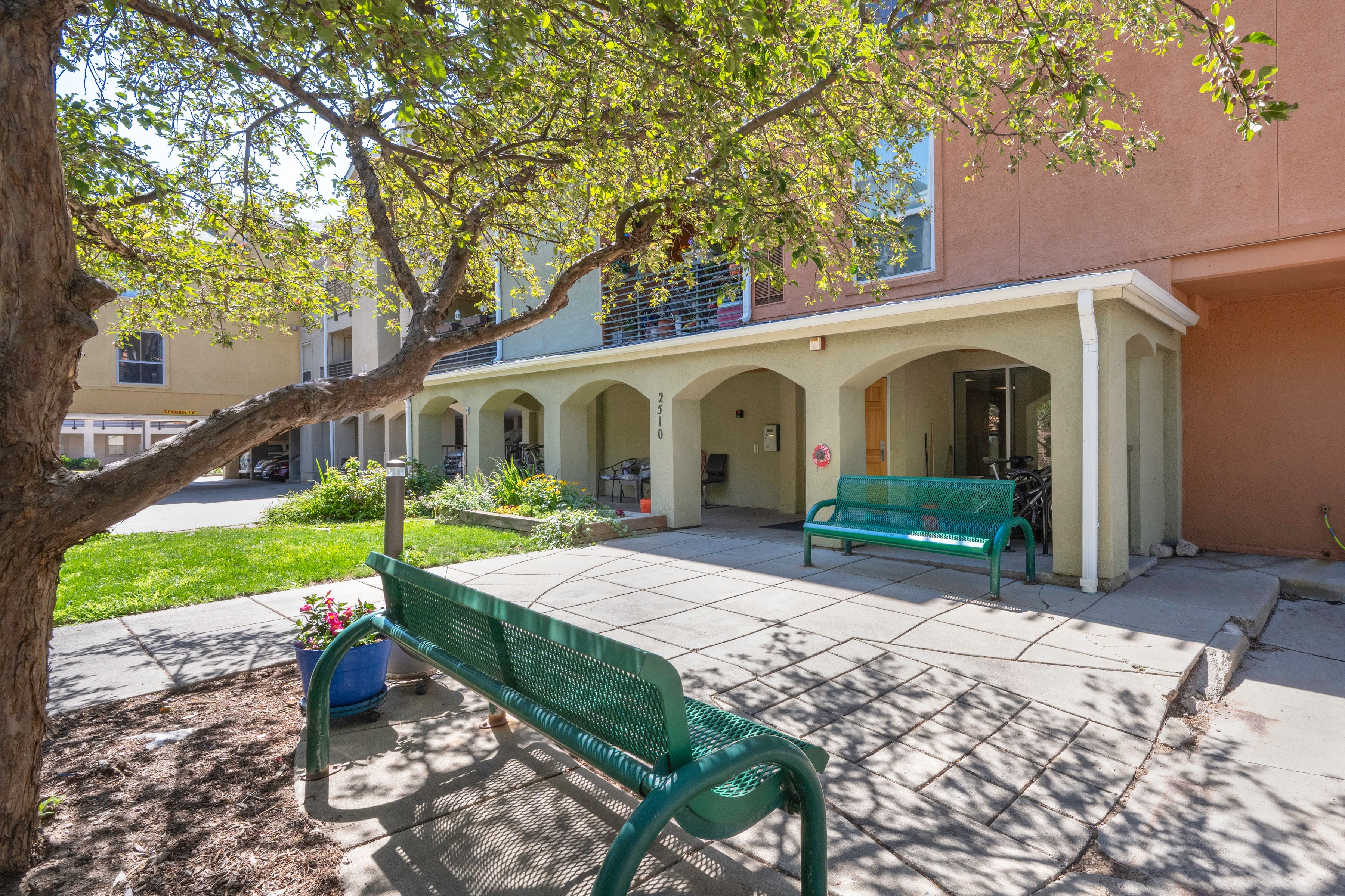  Sun-Drenched, Top-Floor End-Unit Condominium in the Heart of Central Boulder - 物件實景