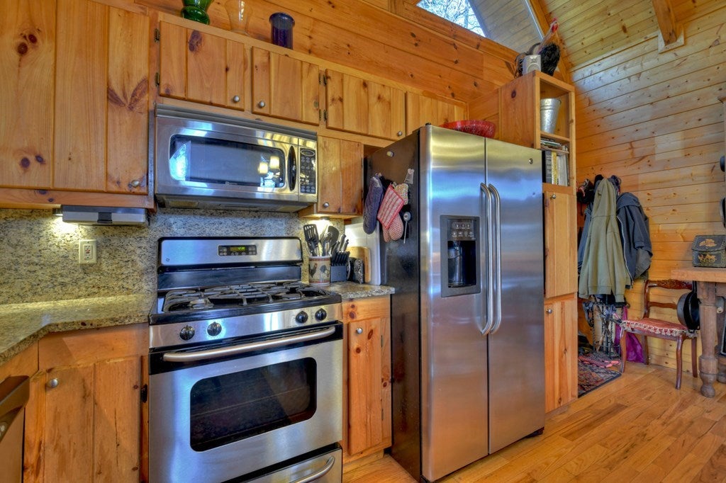 Blue Ridge, Georgia, 30513, United States, 5 Bedrooms Bedrooms, ,3 BathroomsBathrooms,Residential,For Sale,1859045