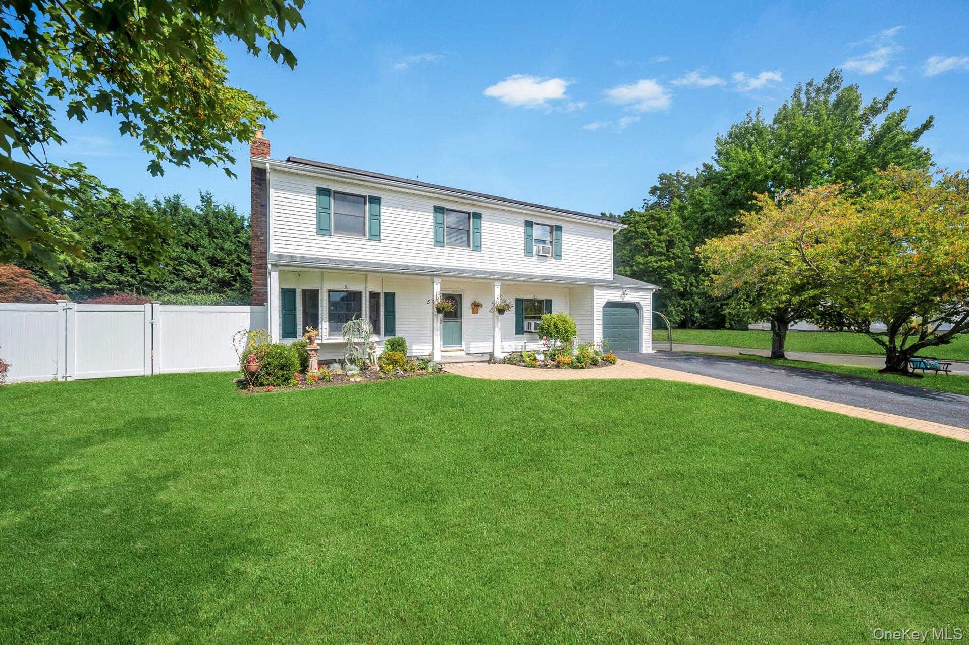 Port Jefferson Station, New York, 11776, United States, 4 Bedrooms Bedrooms, ,3 BathroomsBathrooms,Residential,For Sale,1941704