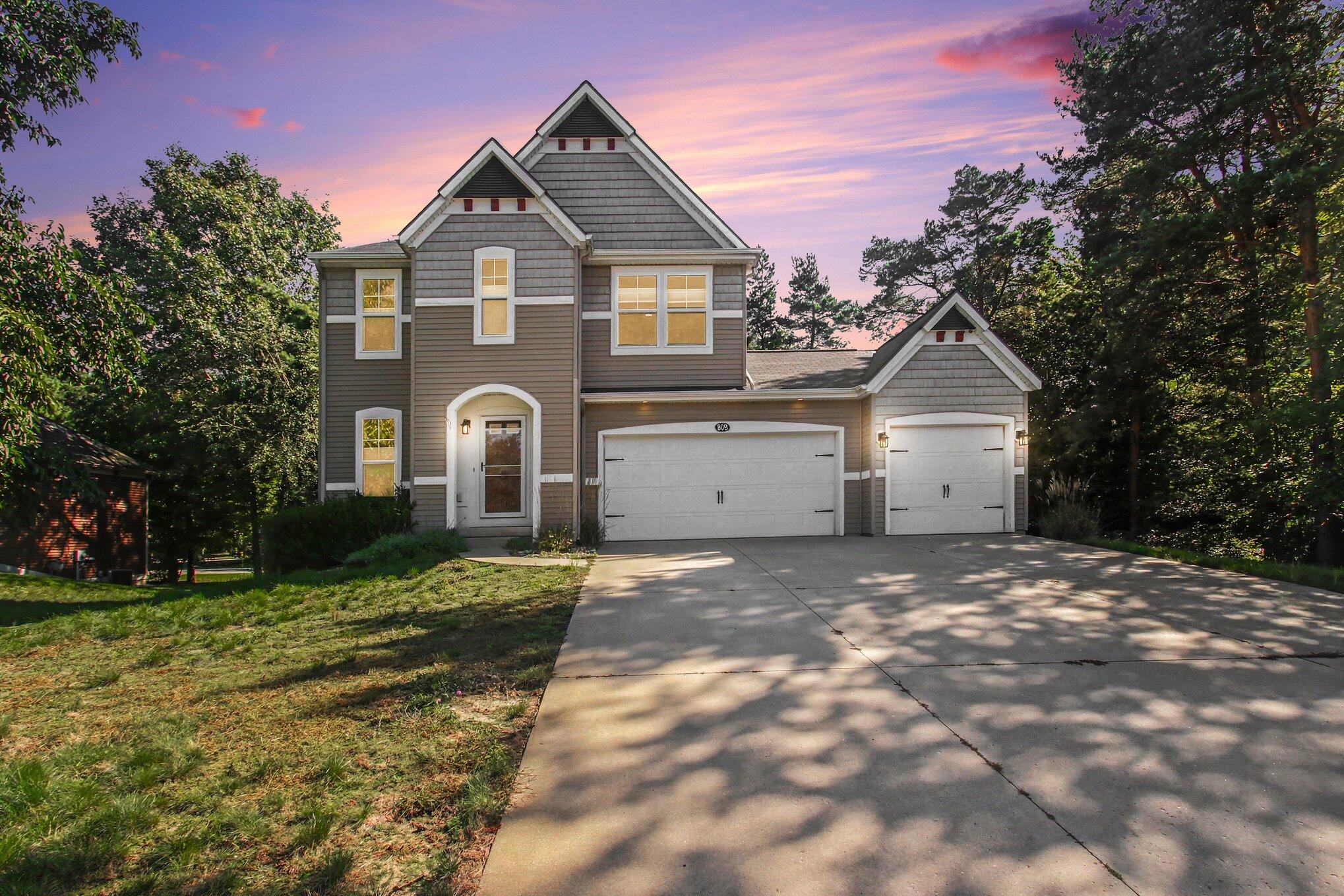 Ashlee Dr, Norton Shores, MI 49441