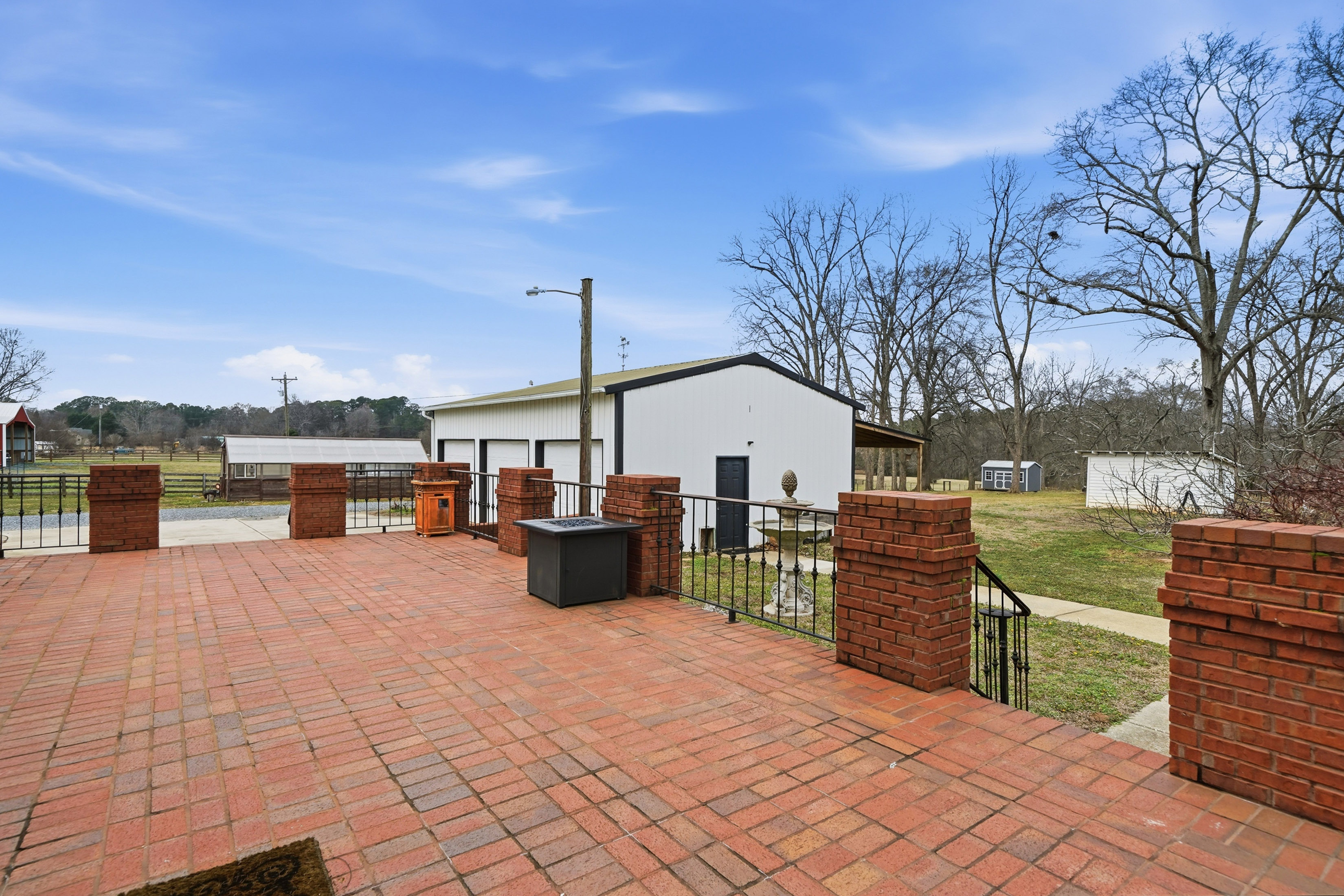  Beautifully Updated Farmhouse, Perfectly Situated on Five Acres - 物件實景