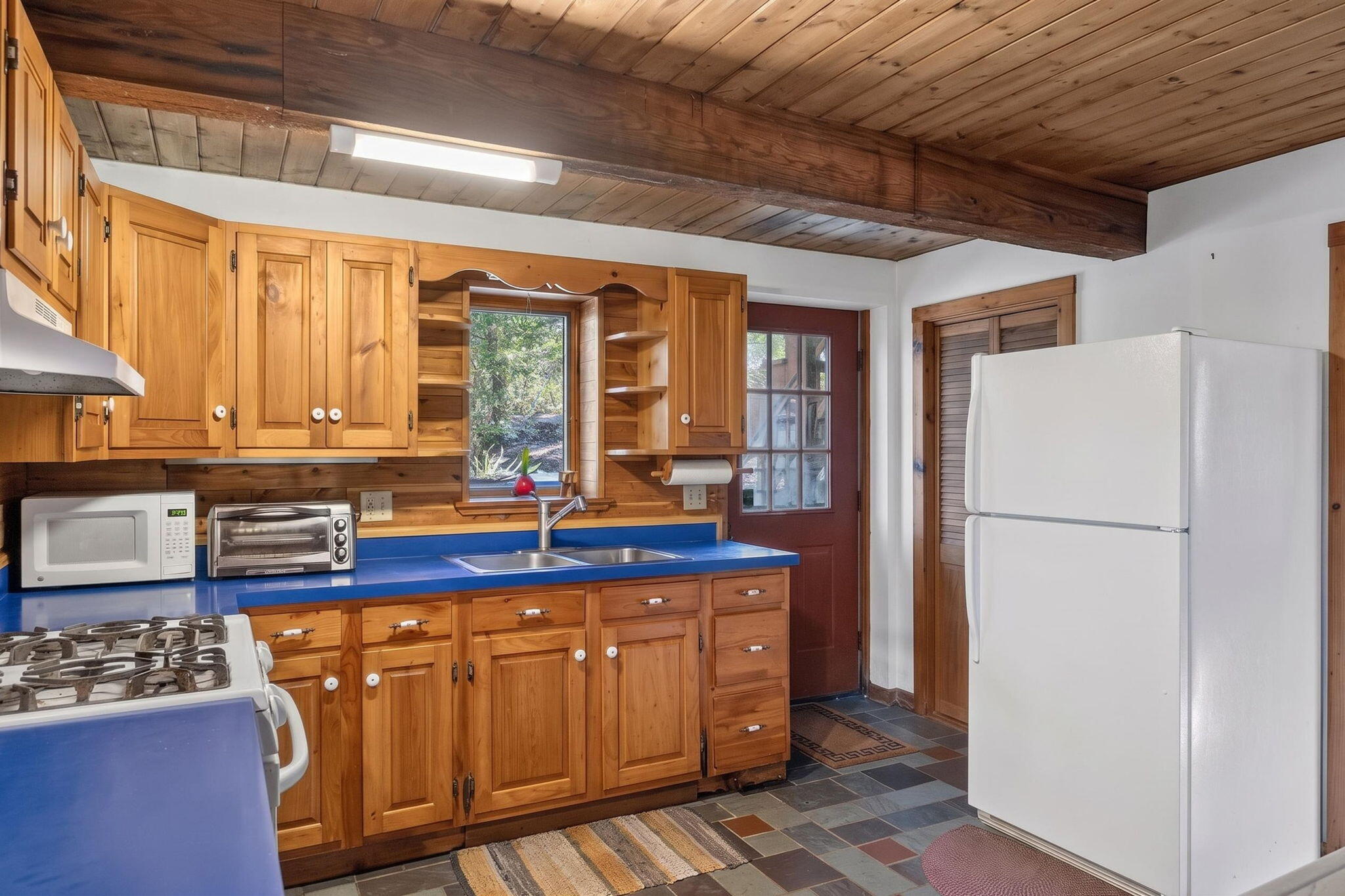  Wooded Privacy, Soaring Ceilings & a Separate Apartment - 物件實景