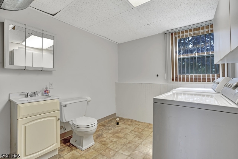 Pequannock Twp., New Jersey, 07444, United States, 3 Bedrooms Bedrooms, ,2 BathroomsBathrooms,Residential,For Sale,1934340