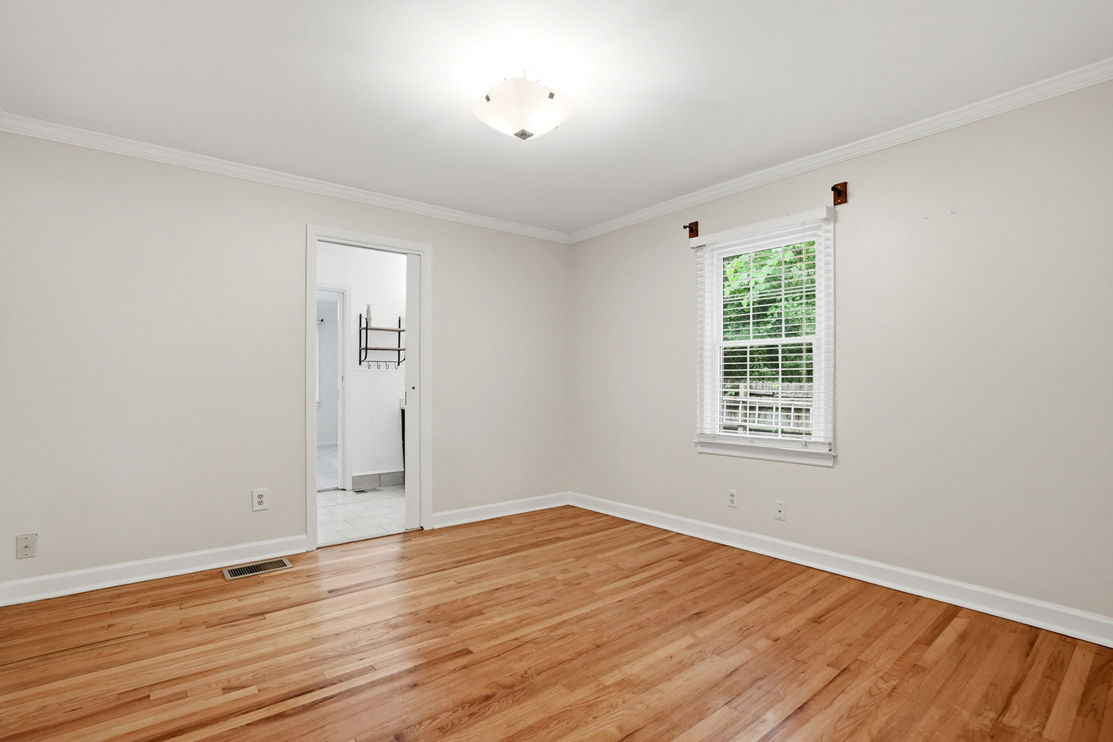  Charming Bungalow Tucked in Sought-After Lavista Park - 物件實景