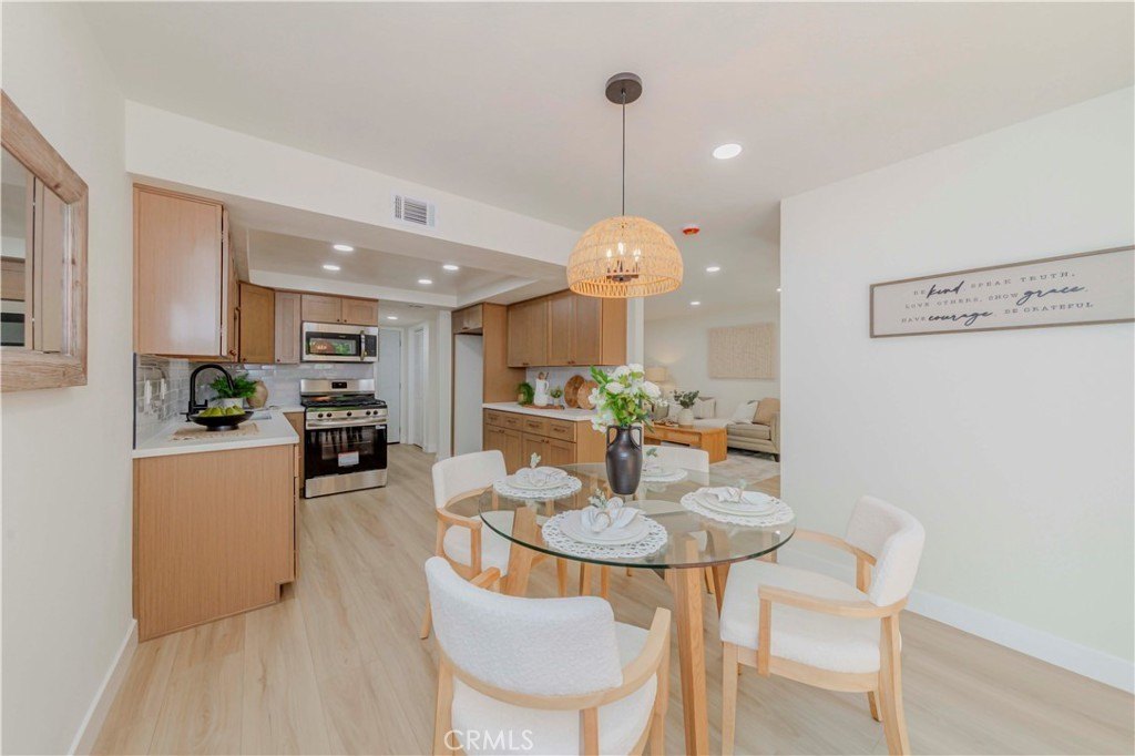 Fullerton, California, 92833, United States, 2 Bedrooms Bedrooms, ,3 BathroomsBathrooms,Residential,For Sale,1890982