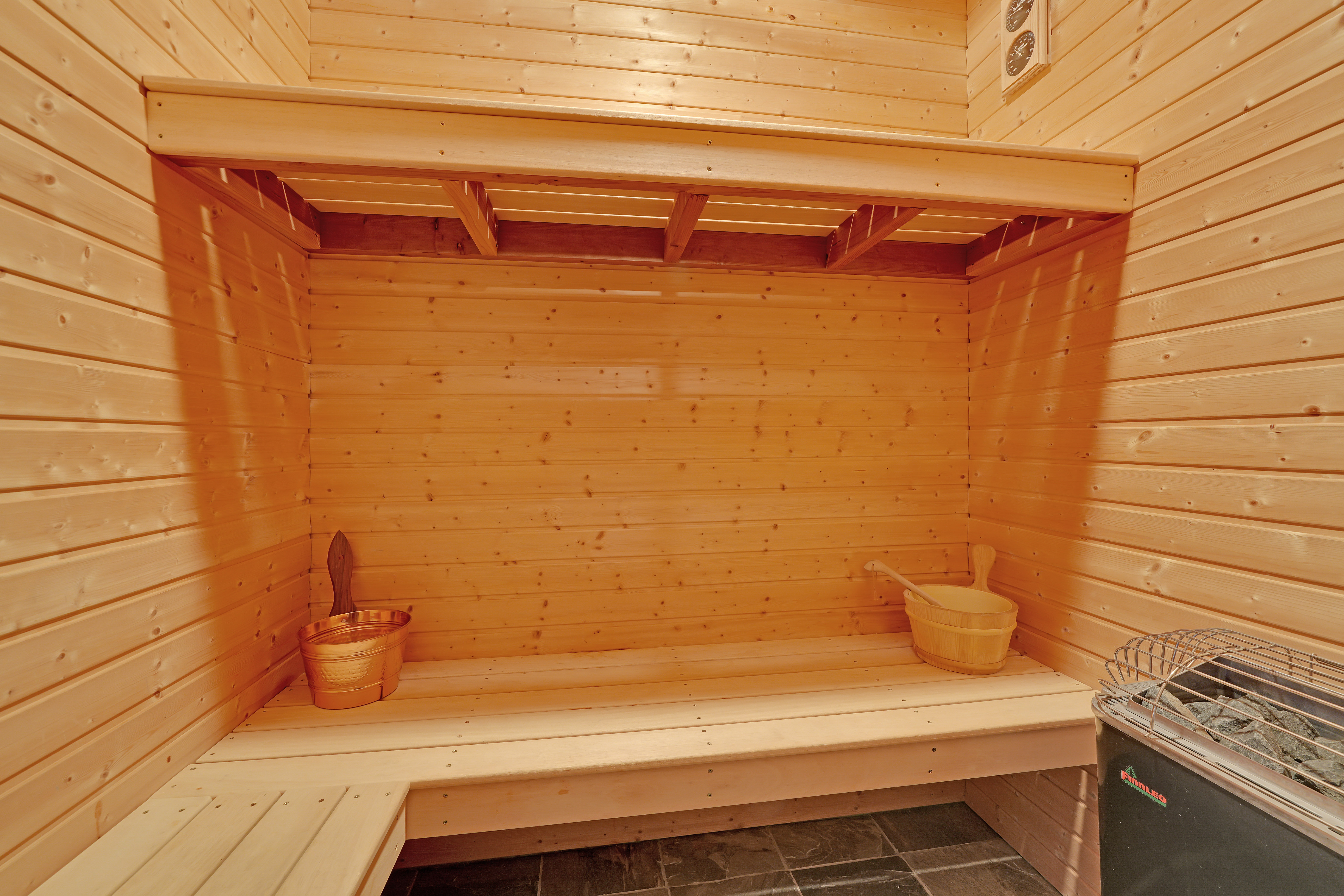  Custom Home with Vaulted Ceilings, Sauna and Wine Storage - 物件實景