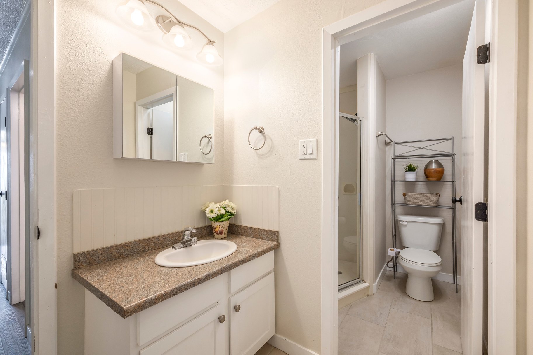  End-Unit Townhome with Updates Throughout - 物件實景
