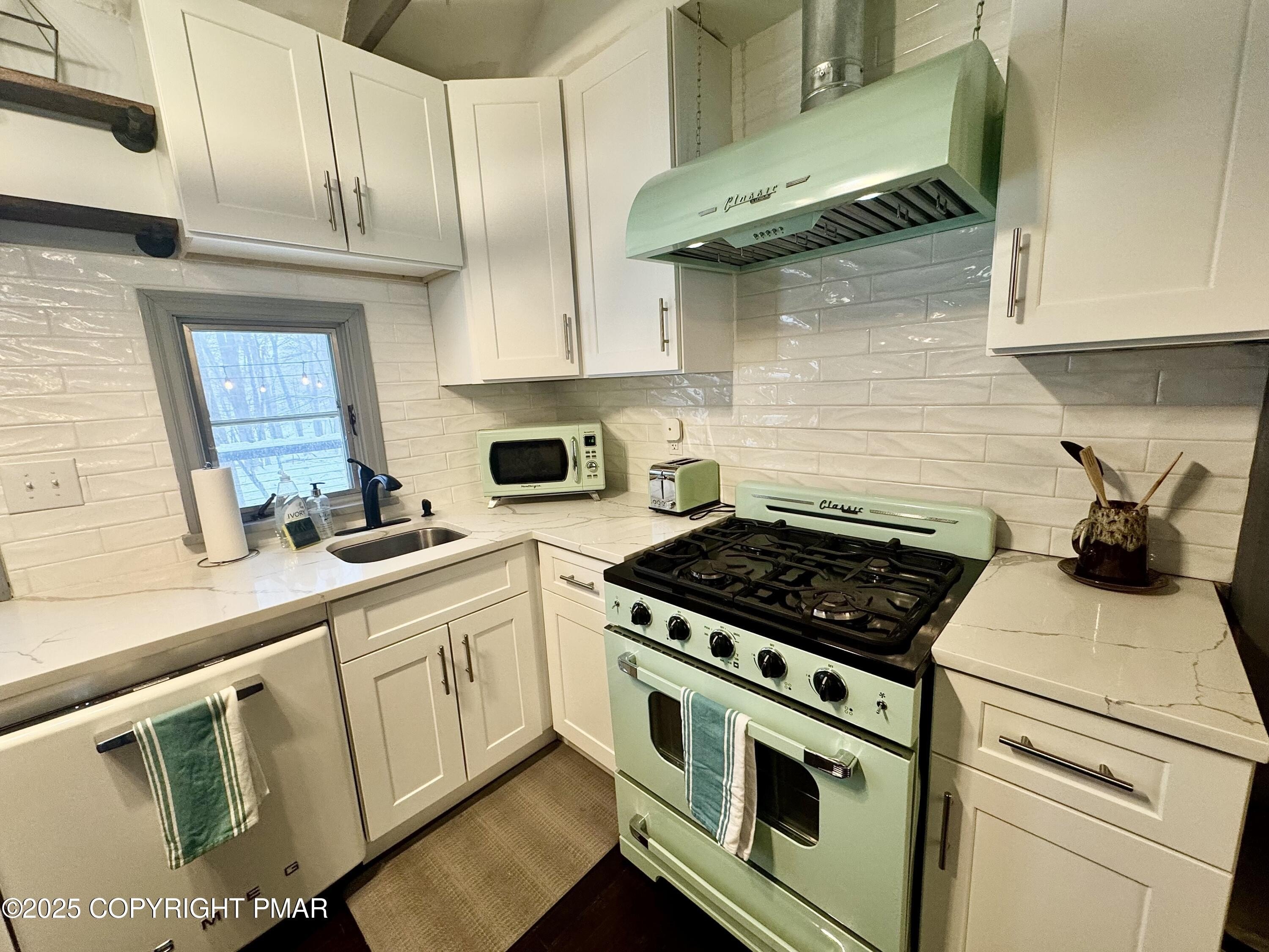 Lake Harmony, Pennsylvania, 18624, United States, 3 Bedrooms Bedrooms, ,2 BathroomsBathrooms,Residential,For Sale,2006106