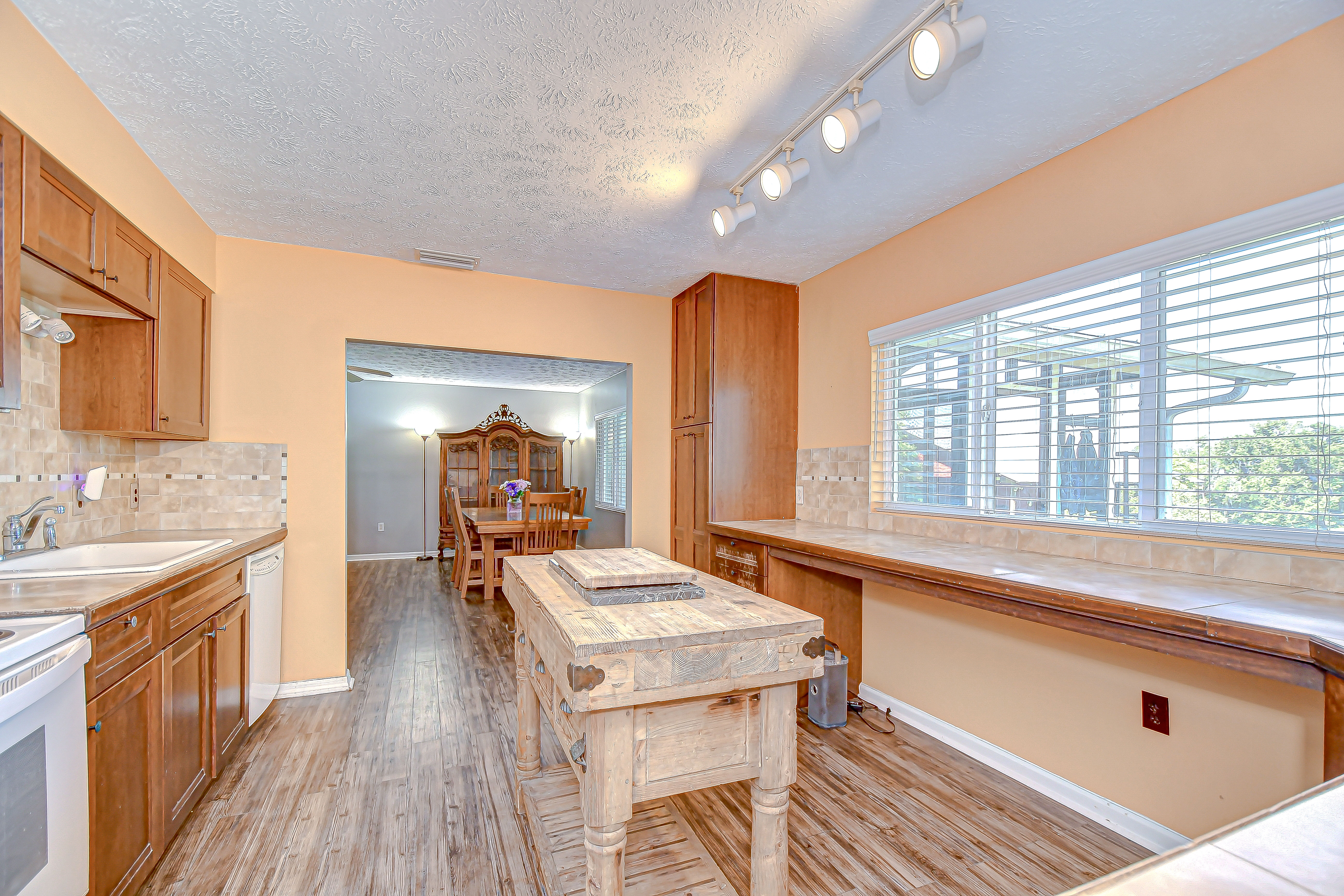 Dade City, Florida, 33523, United States, 4 Bedrooms Bedrooms, ,3 BathroomsBathrooms,Residential,For Sale,1873323
