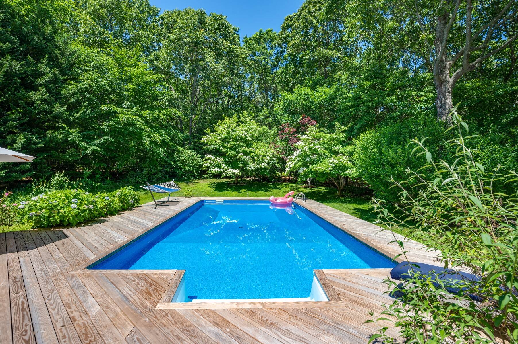  Architectural Distinction in a Private Garden Setting - 物件實景