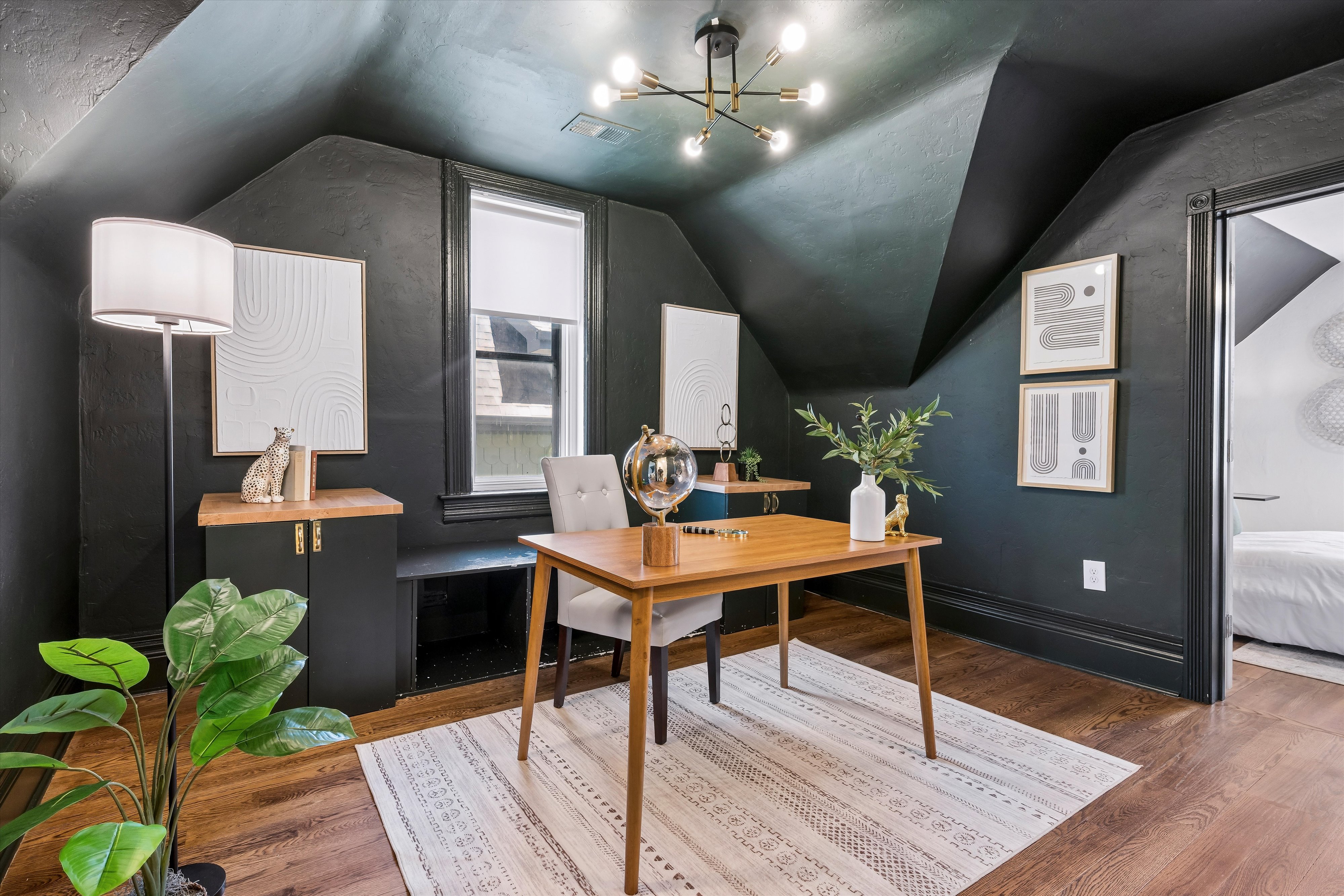  Beautifully reimagined Victorian seamlessly blends historic charm & modern livin - 物件實景