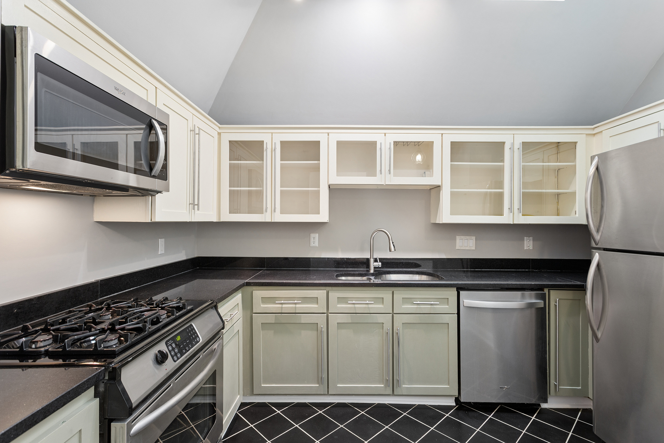  Spacious Midtown Condo with a Rooftop Patio, Storage Unit, and Bonus Room - 物件實景