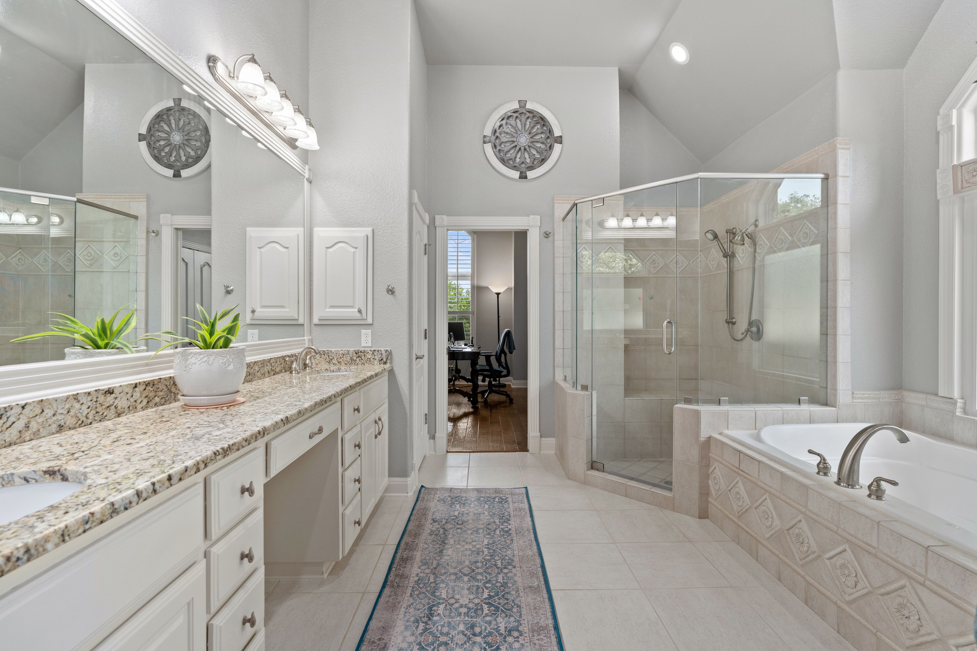  Spacious Estate with Poolside Views - 物件實景