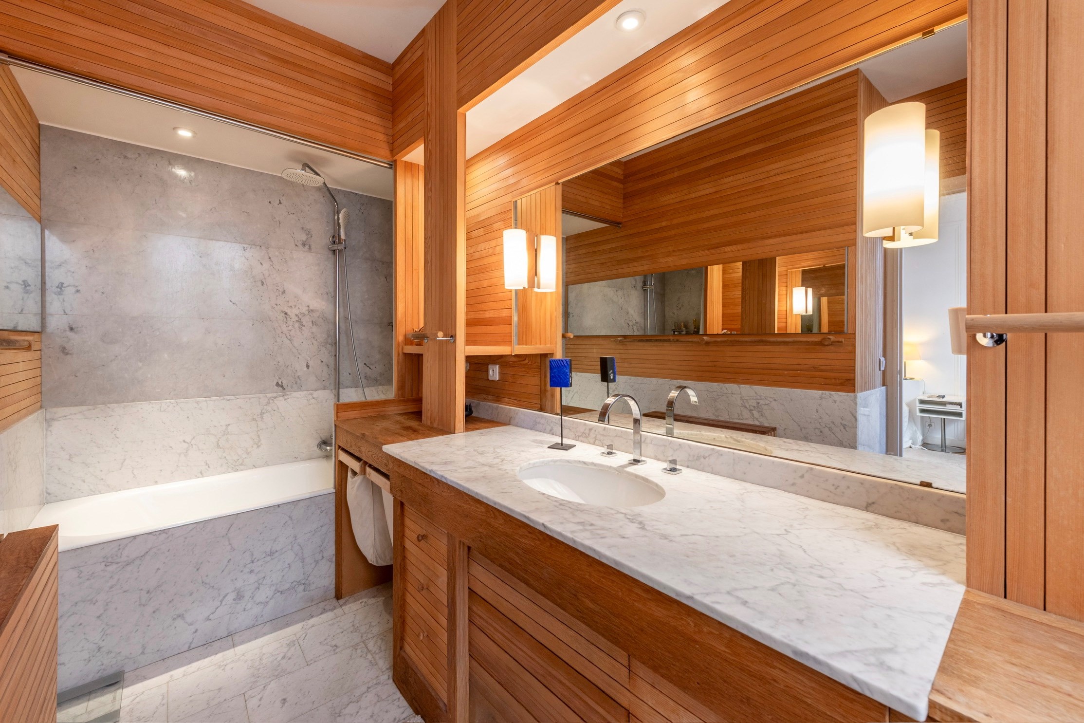  Nice Victor Hugo renovated 2 bedroom apartment 112 sqm with bow windows and par… - 物件實景