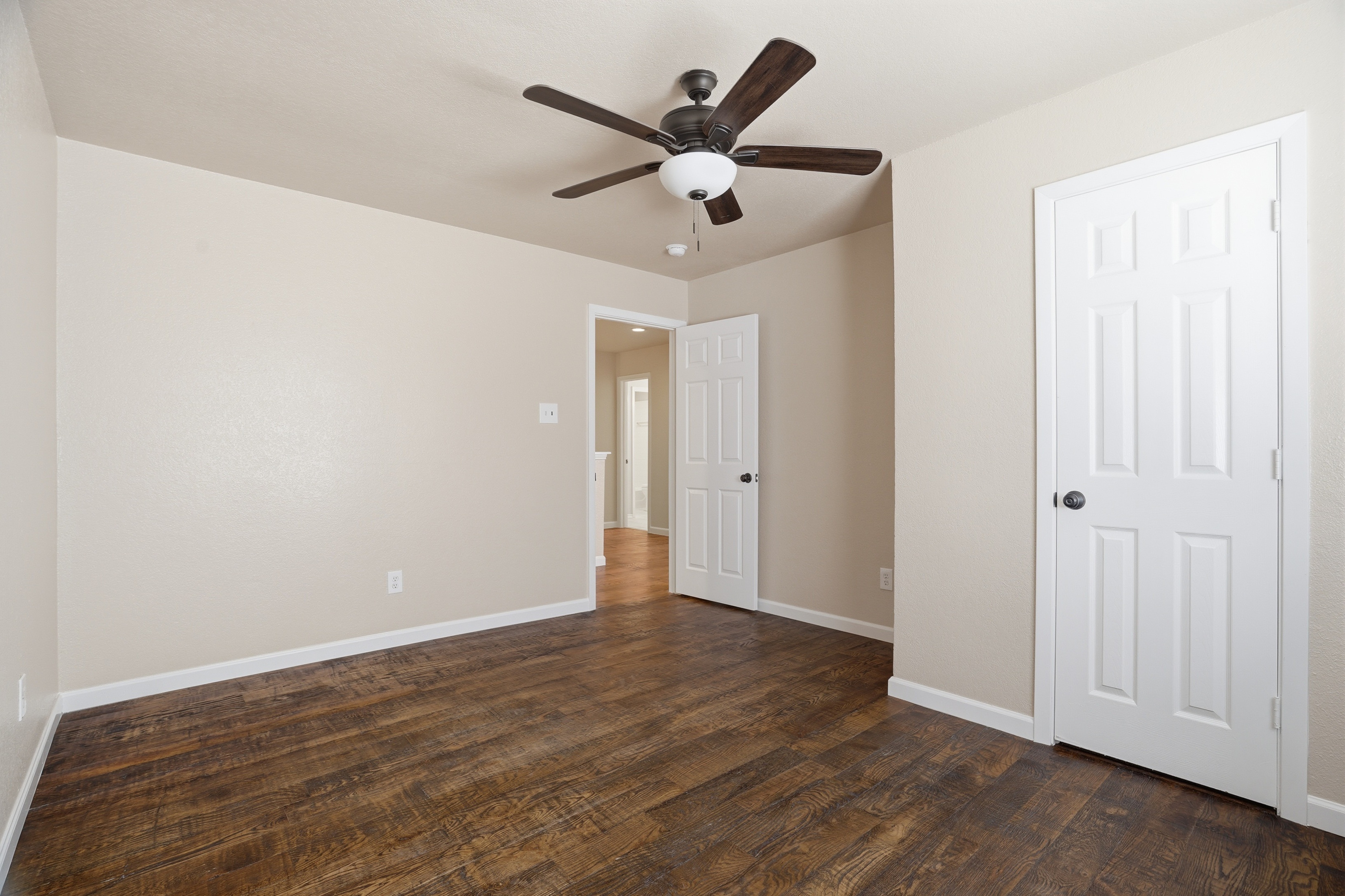  Stylish Keller Living with Bonus Room & Custom Touches - 物件實景