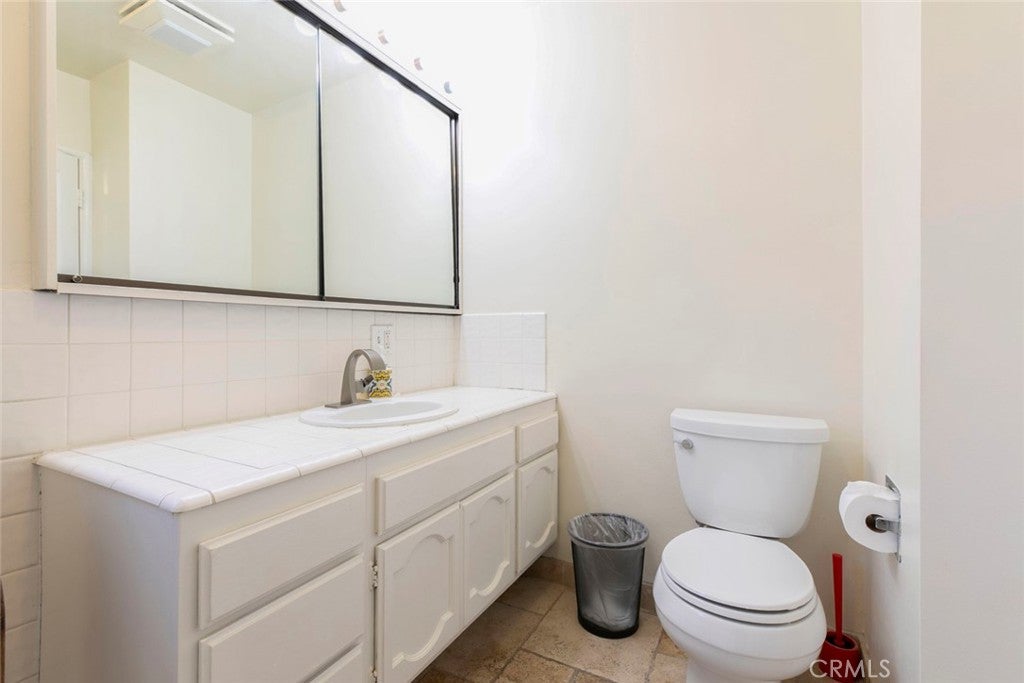 Van Nuys, California, 91405, United States, 2 Bedrooms Bedrooms, ,2 BathroomsBathrooms,Residential,For Sale,1993356