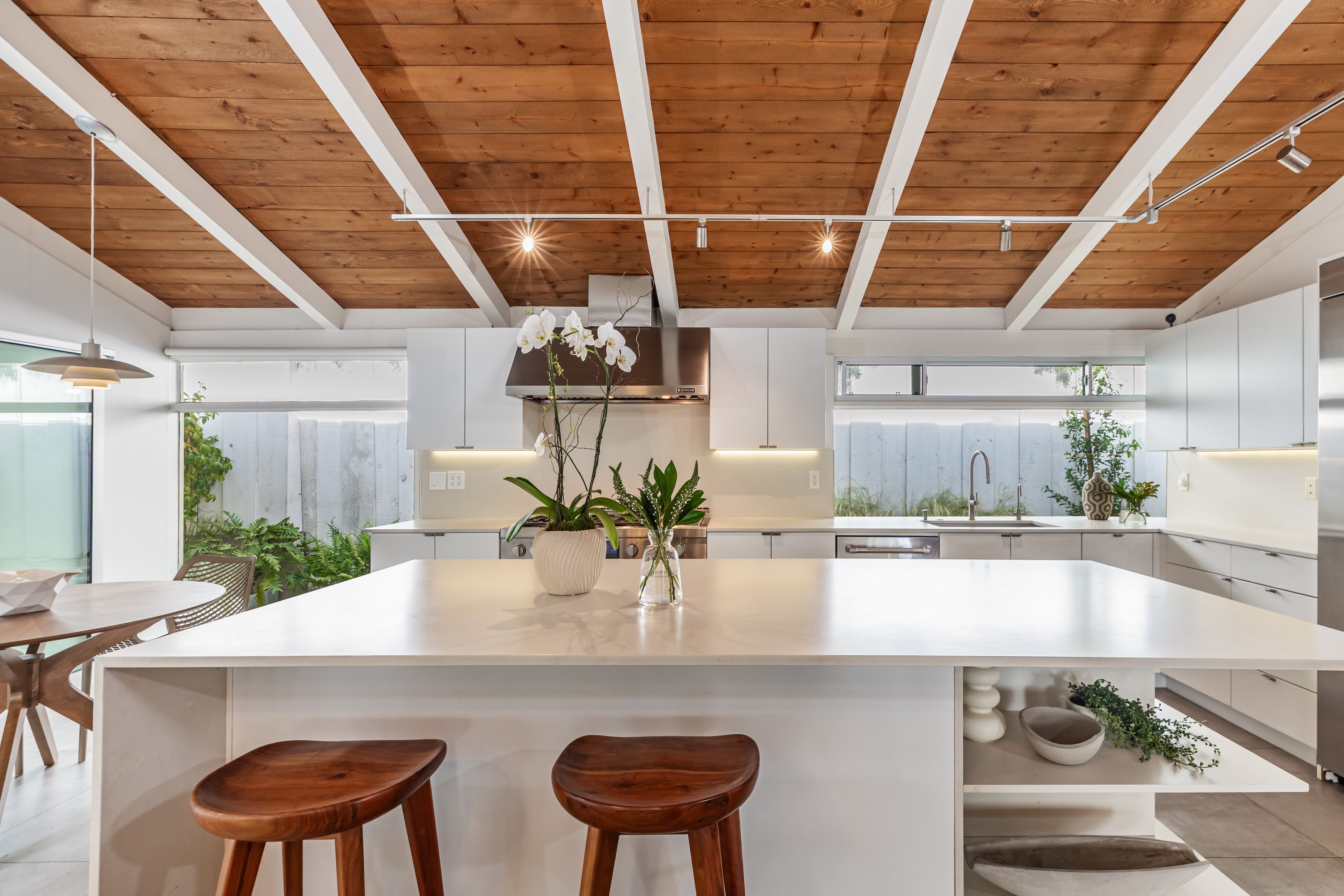  586 Lorna Lane - 物件實景