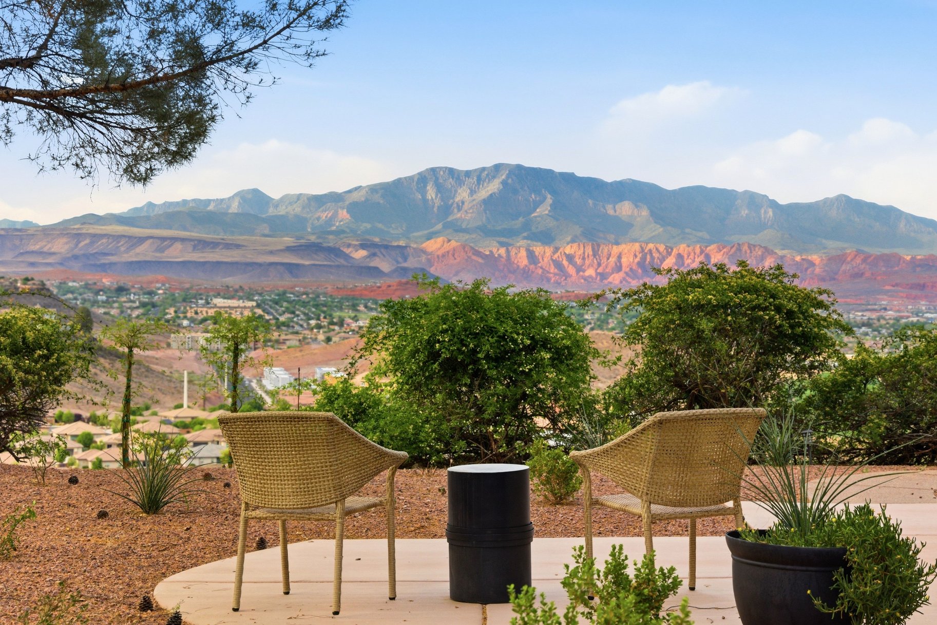  On The edge Of Stone Cliff With Sweeping Stunning City And Mountain Views - 物件實景