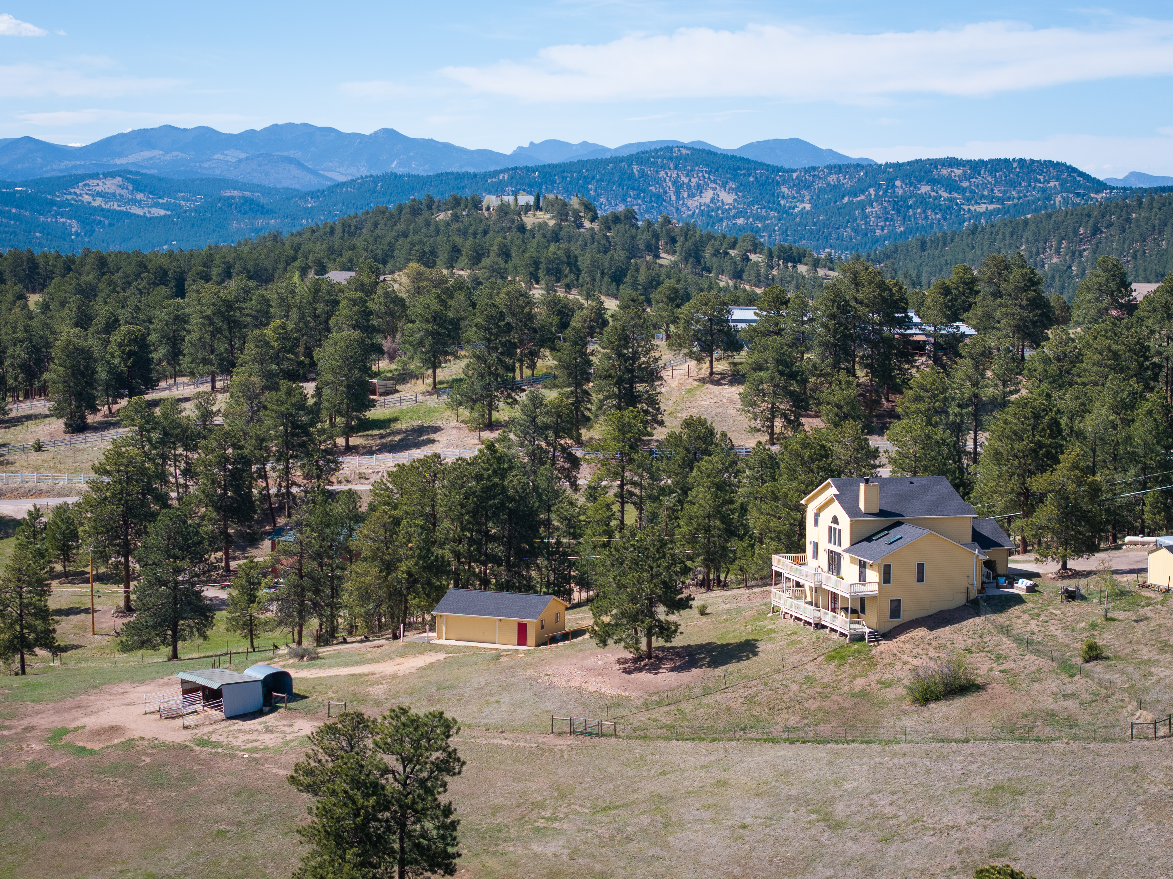  Tucked into the Foothills of the Rocky Mountains your majestic paradise awaits - 物件實景
