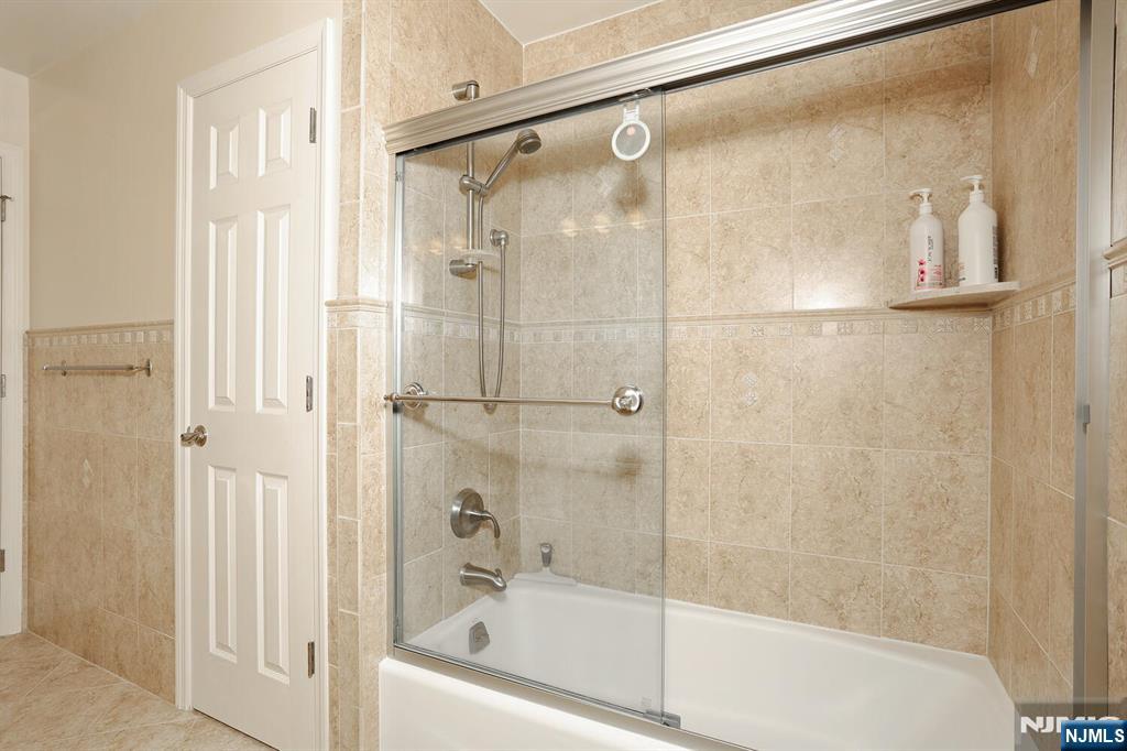 Paramus, New Jersey, 07652, United States, 5 Bedrooms Bedrooms, ,4 BathroomsBathrooms,Residential,For Sale,2001740