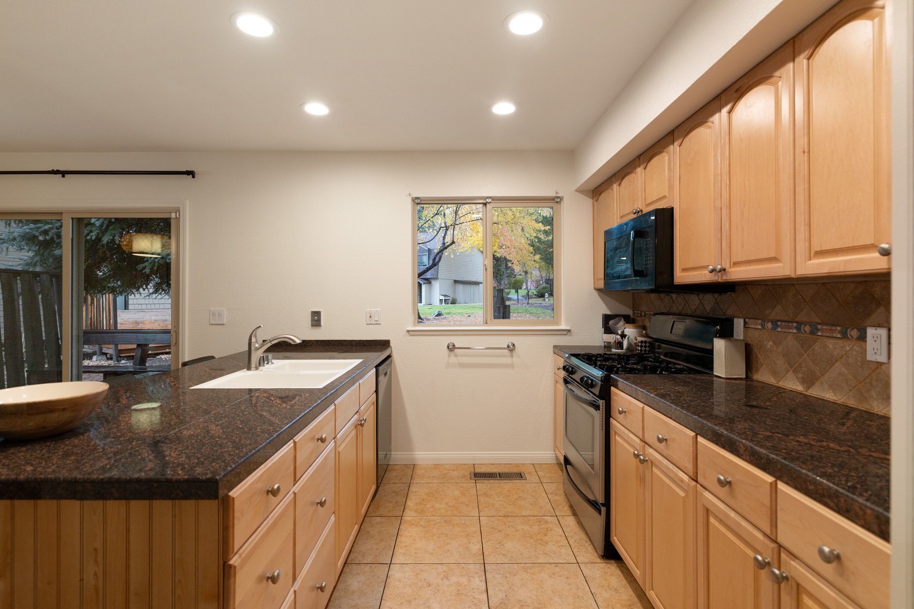  Updated and Well Located Lake Forest Glen Condo - 物件實景