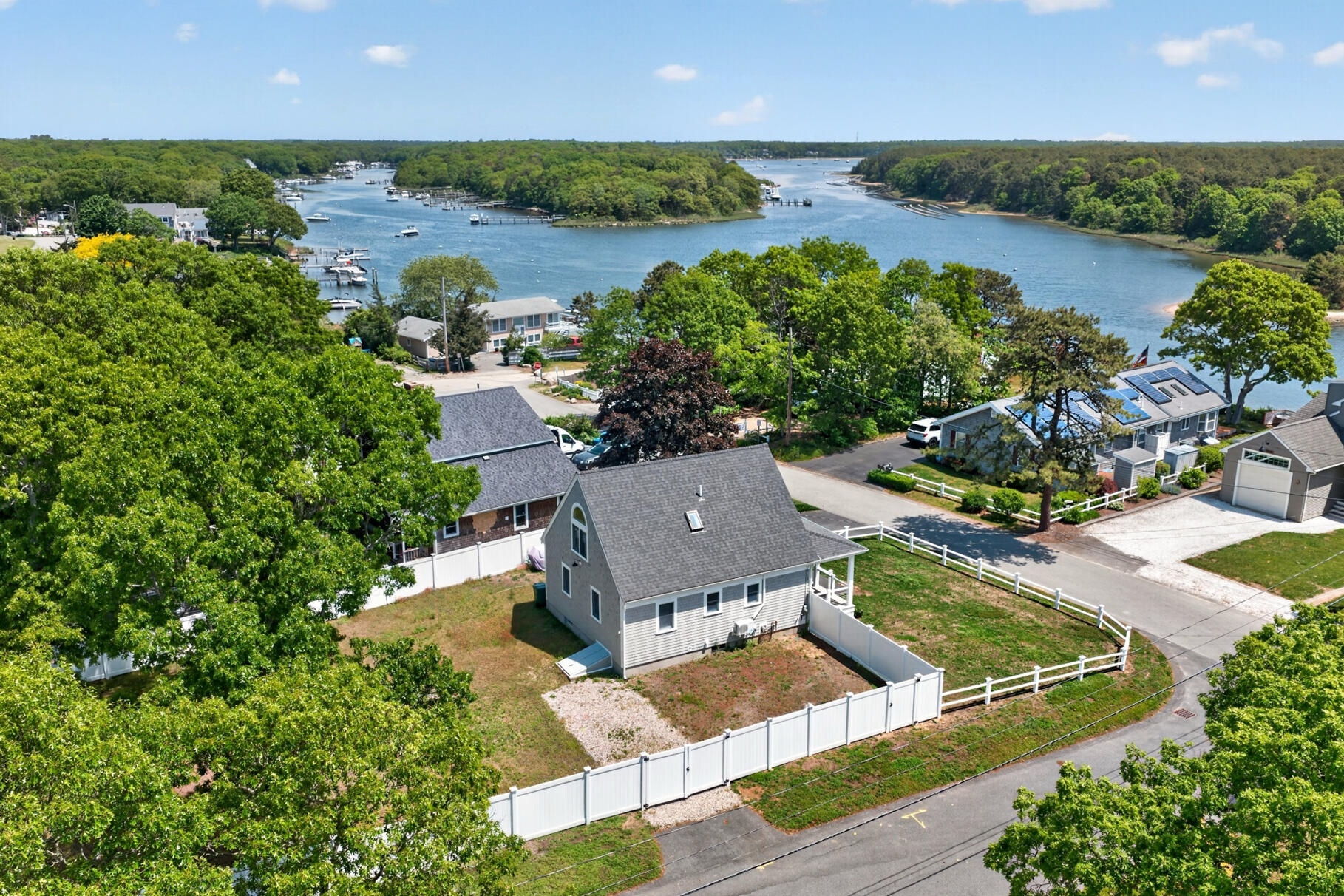  245 Edgewater Drive E - 物件實景