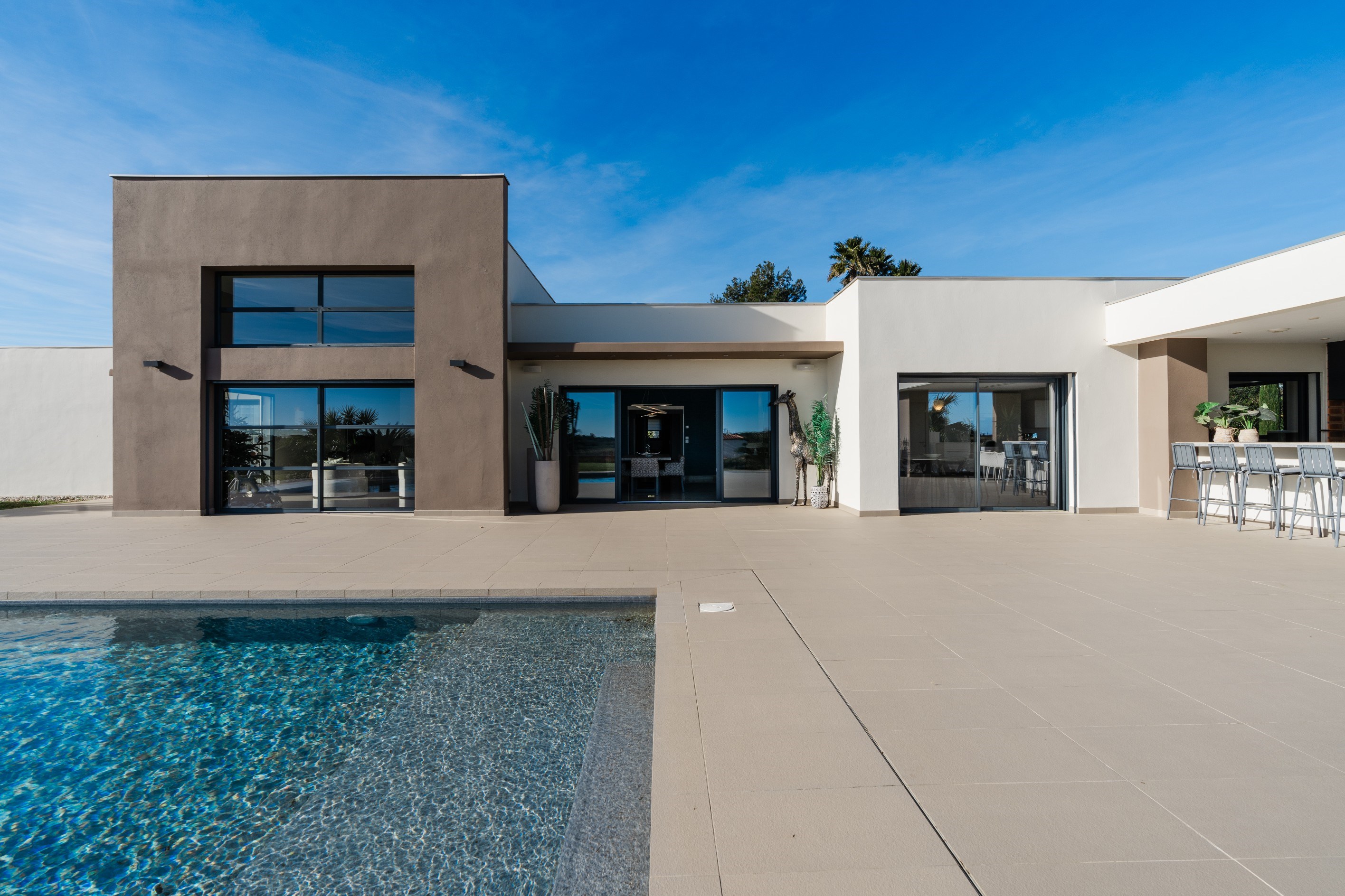  Exceptional contemporary single-storey home with pool - 物件實景