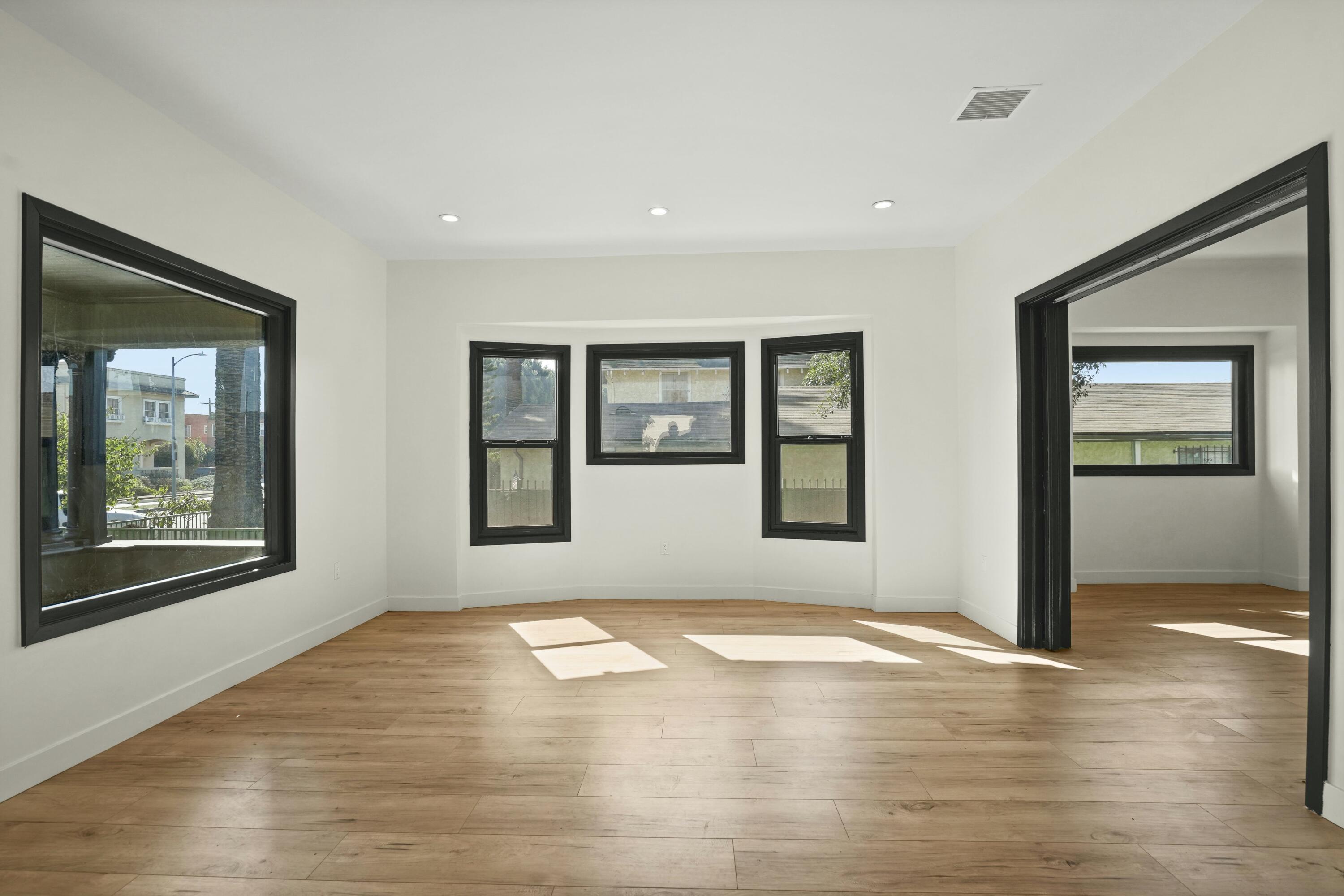 Los Angeles, California, 90007, United States, 5 Bedrooms Bedrooms, ,3 BathroomsBathrooms,Residential,For Sale,1979563