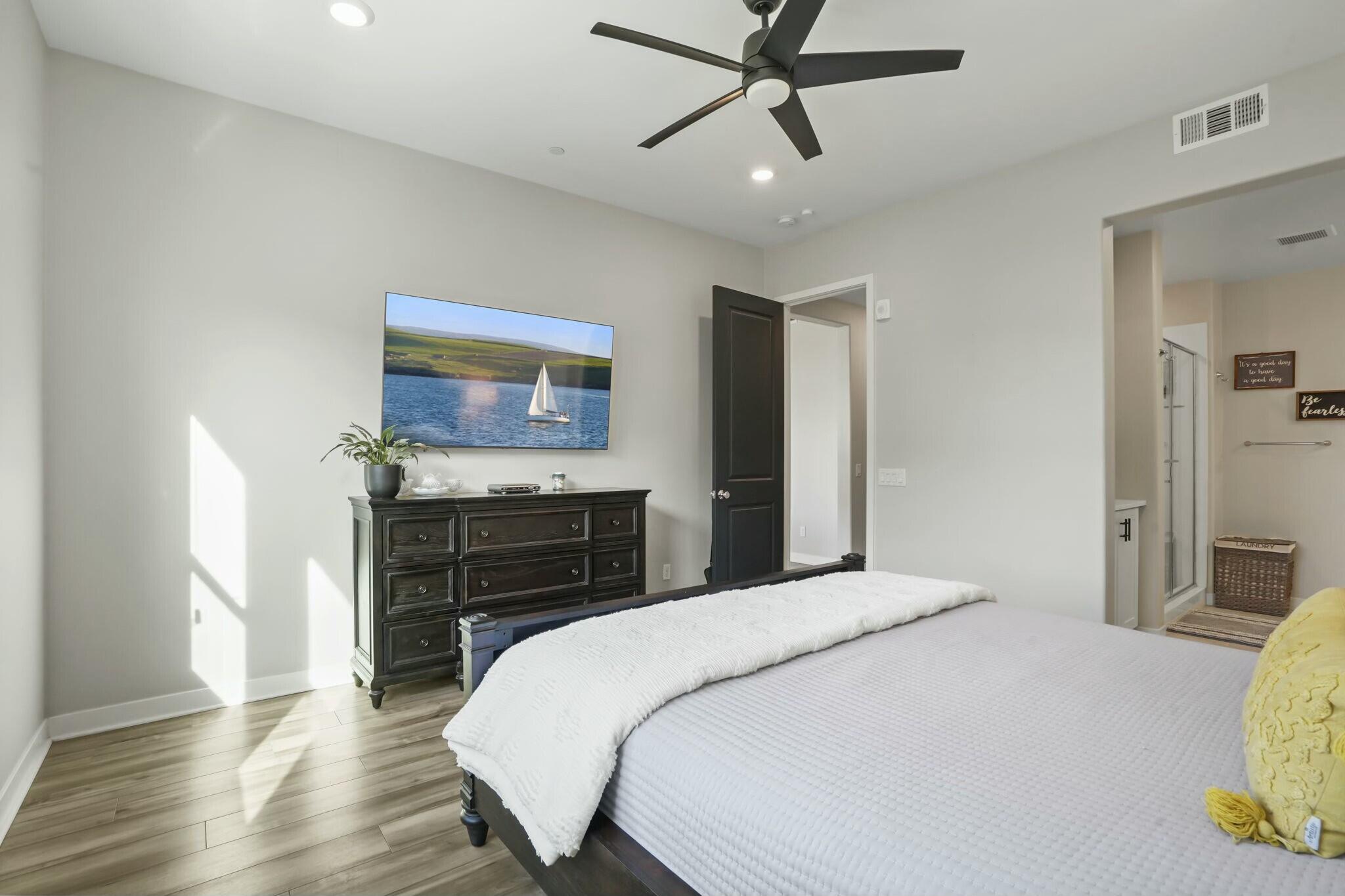 Valencia, California, 91381, United States, 3 Bedrooms Bedrooms, ,2 BathroomsBathrooms,Residential,For Sale,1921906