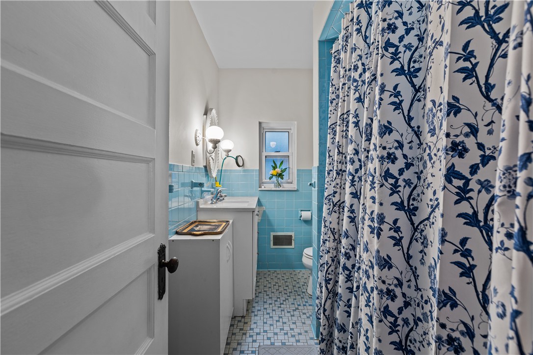 Point Breeze, Pennsylvania, 15206, United States, 6 Bedrooms Bedrooms, ,4 BathroomsBathrooms,Residential,For Sale,1828152