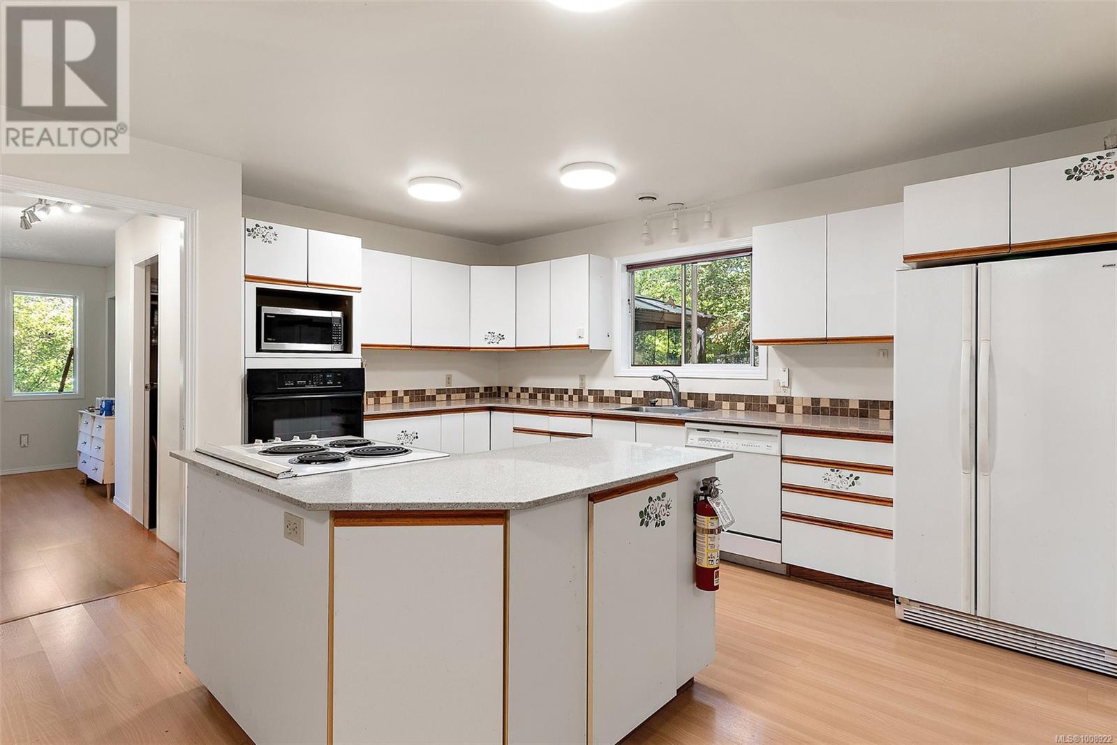 SAANICH, British Columbia, V8Z 3G7, CA, 3 Bedrooms Bedrooms, ,2 BathroomsBathrooms,Residential,For Sale,1949022