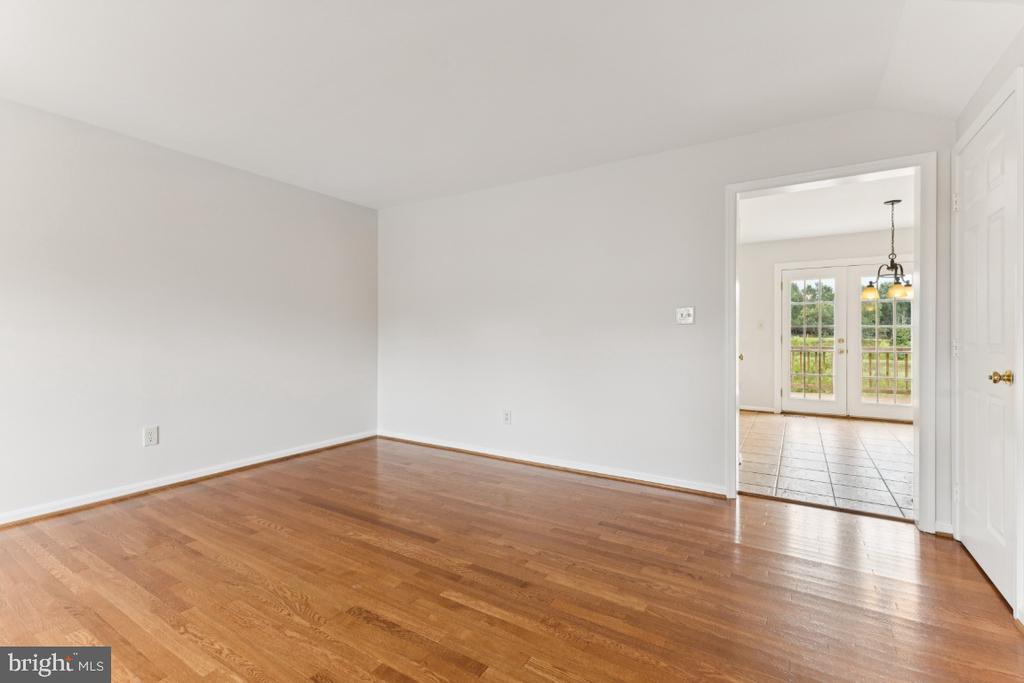 Centreville, Virginia, 20120, United States, 4 Bedrooms Bedrooms, ,4 BathroomsBathrooms,Residential,For Sale,1944825