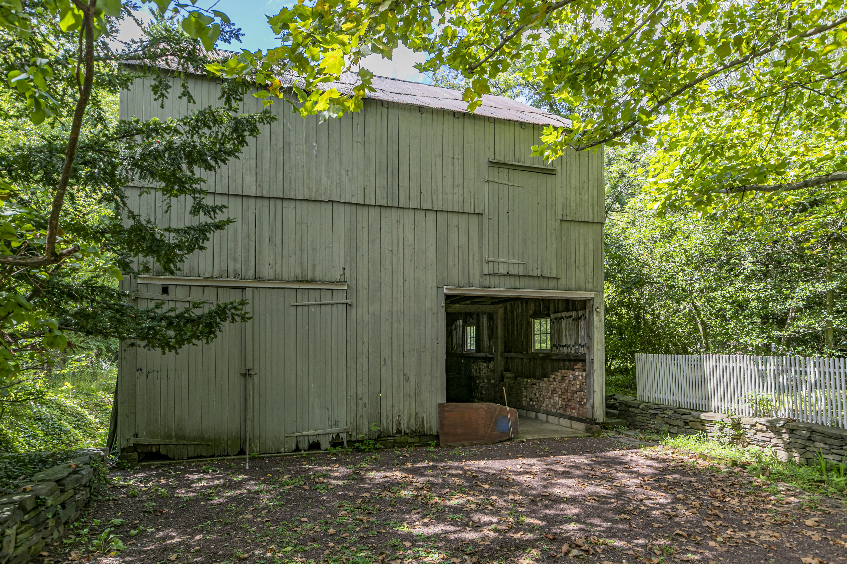  An Early American Treasure on a Lovely Lot with a Barn - 物件實景