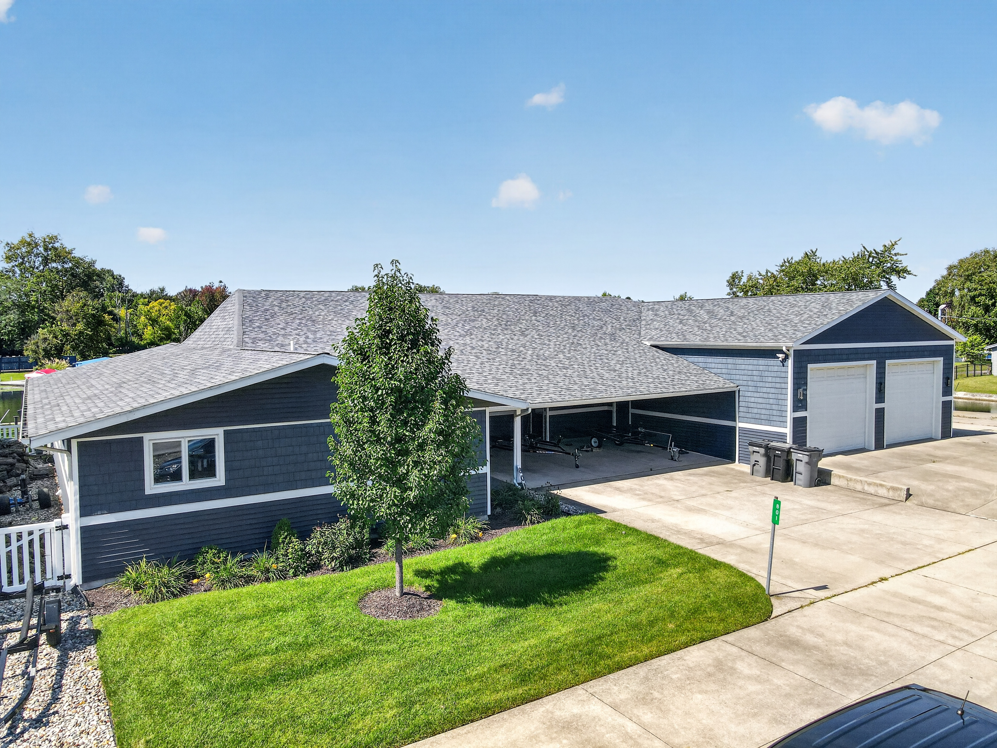  5 Bedroom Home with Lake Wawasee Channel Frontage - 物件實景