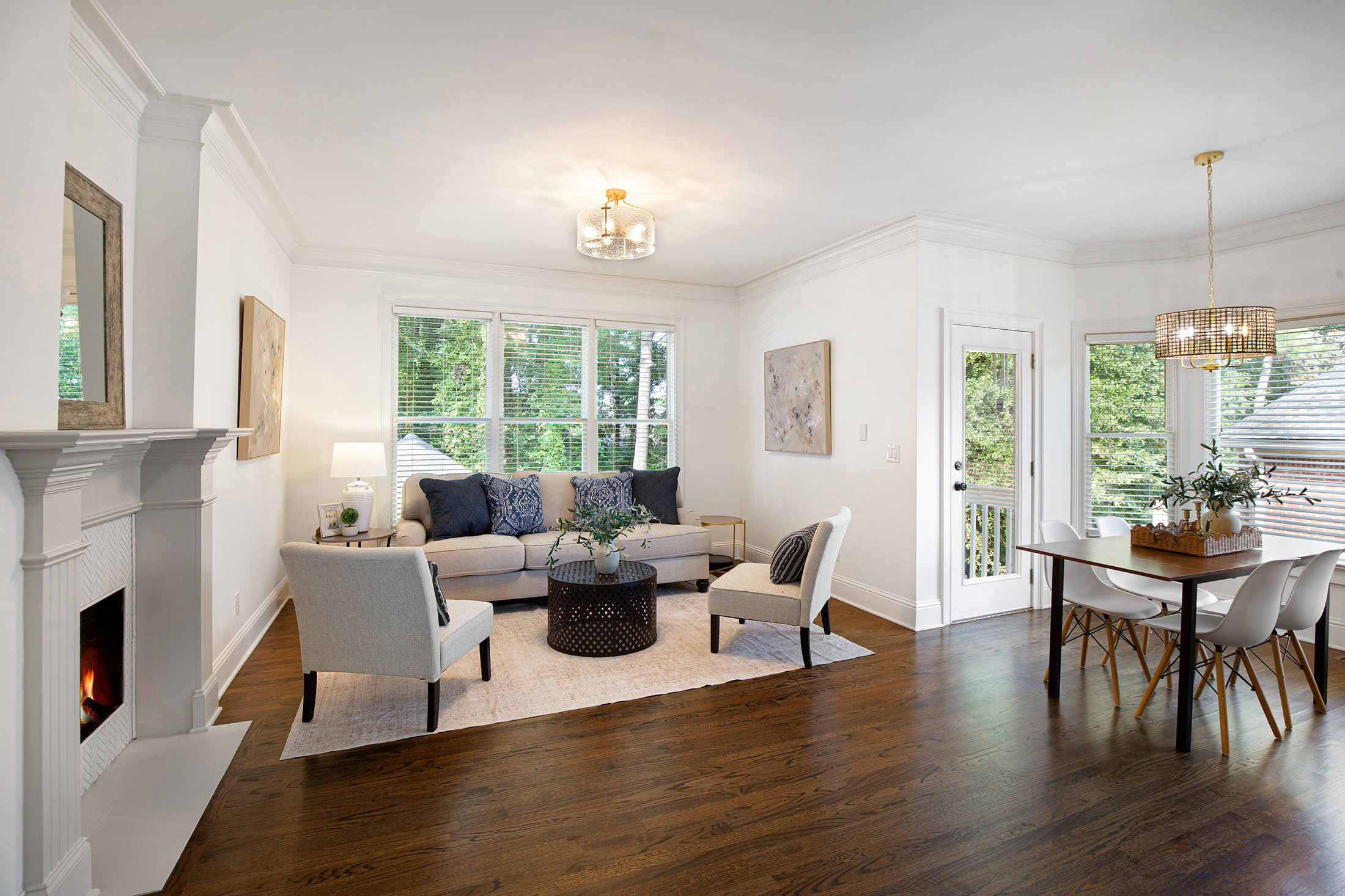  Welcome Home to this Beautifully Appointed White Brick Home - 物件實景