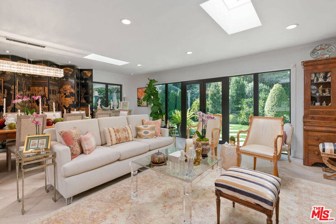 Los Angeles, California, 90049, United States, 4 Bedrooms Bedrooms, ,1 BathroomBathrooms,Residential,For Sale,1991602