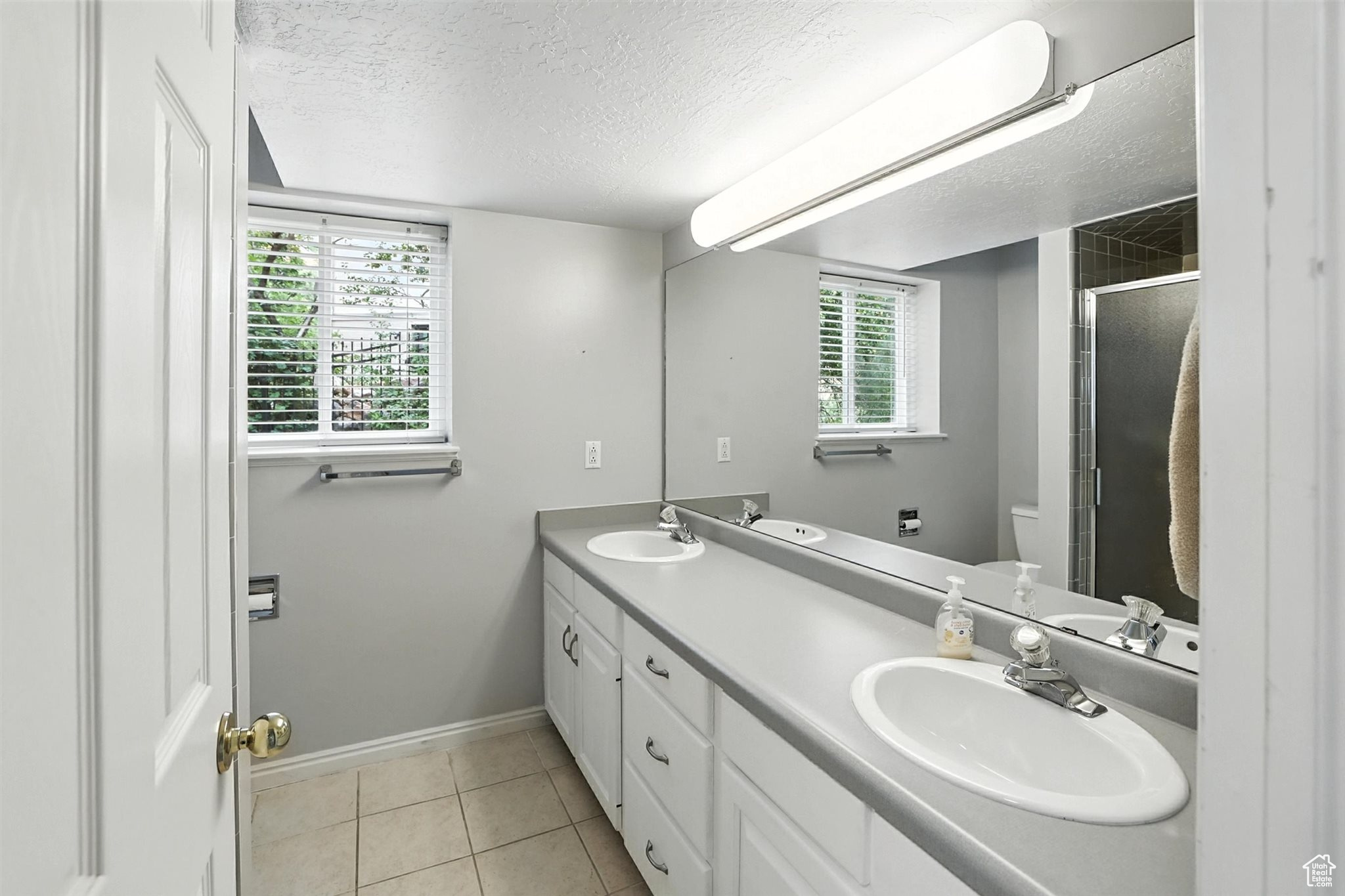 Bountiful, Utah, 84010, United States, 5 Bedrooms Bedrooms, ,4 BathroomsBathrooms,Residential,For Sale,1926219